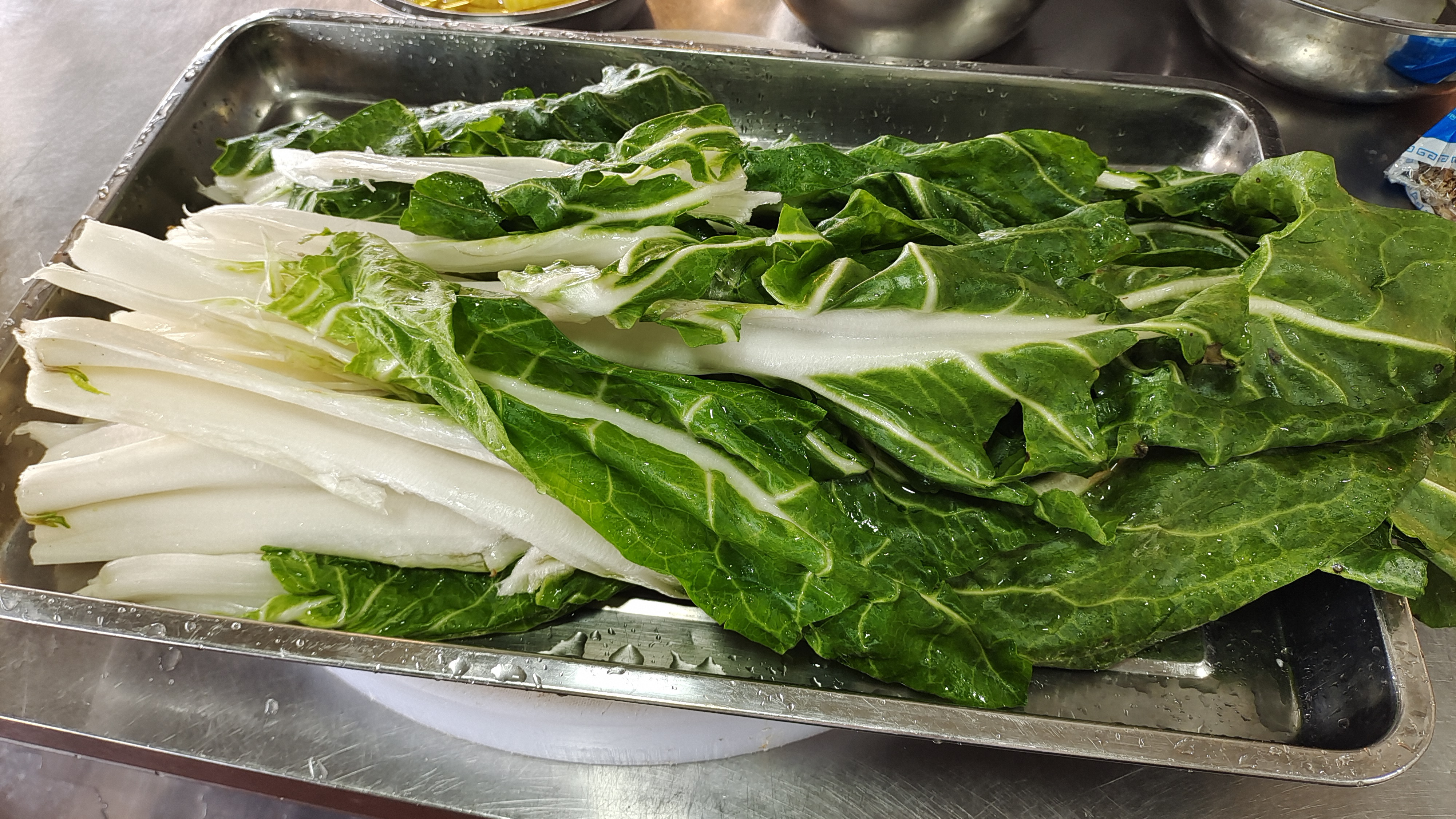 四川有一种菜叫——牛皮菜，煮的时候不能盖锅盖，当肉来烹调