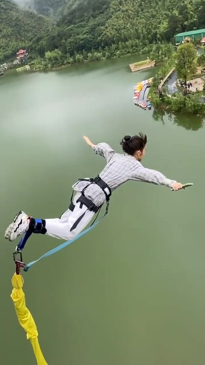 小姐姐带手机蹦极,万一掉水里就是另外一个结局了!-度小视
