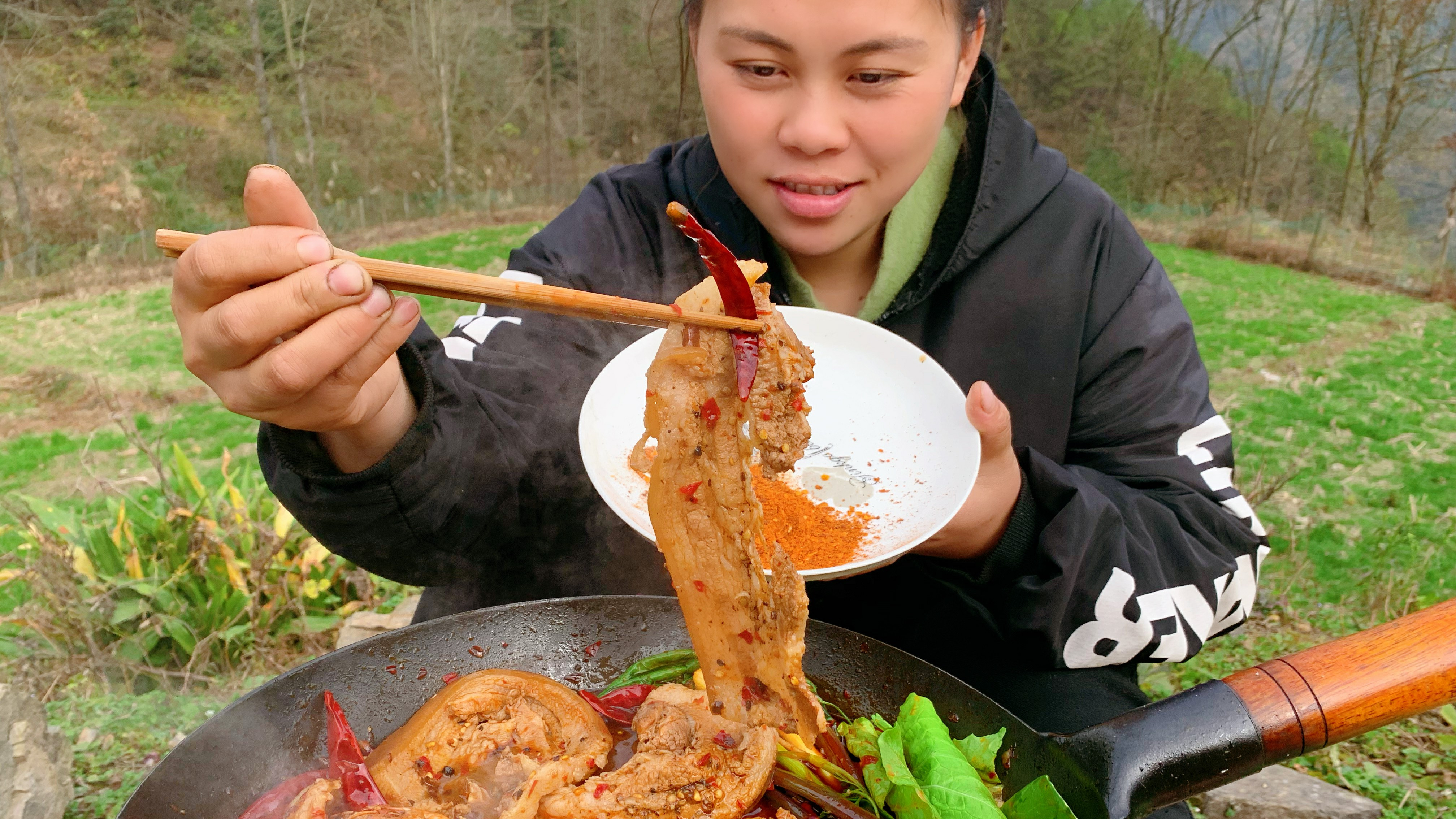 欧妹3斤五花肉一堆蔬菜,做个超辣肉菜火锅,蔬菜当饭吃真过瘾