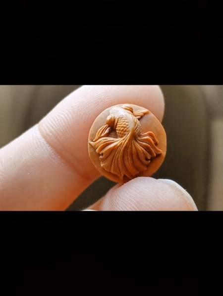 零基础雕刻桃核小金鱼,线条的雕刻方法-度小视