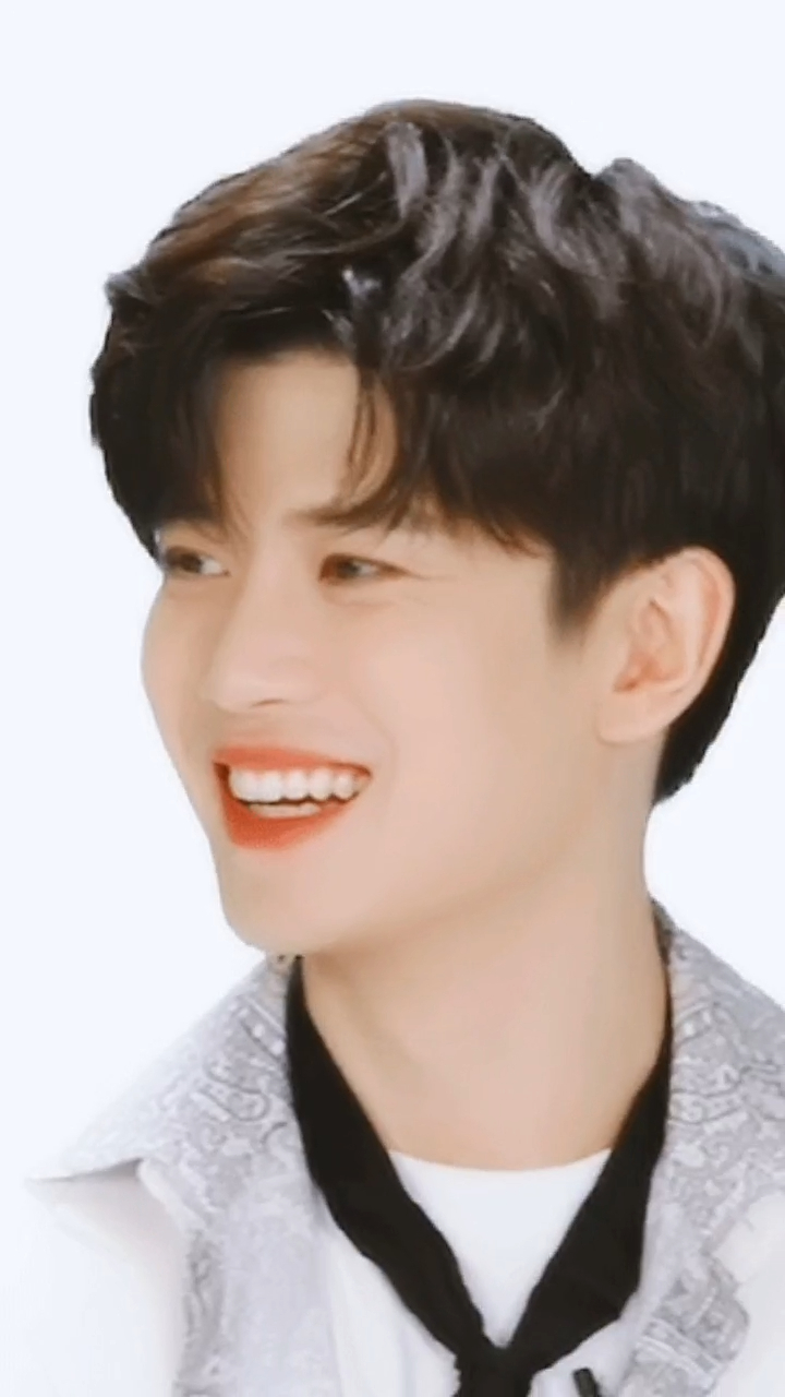 任嘉伦笑得唇红齿白,太有感染力了,真不愧是当红小生