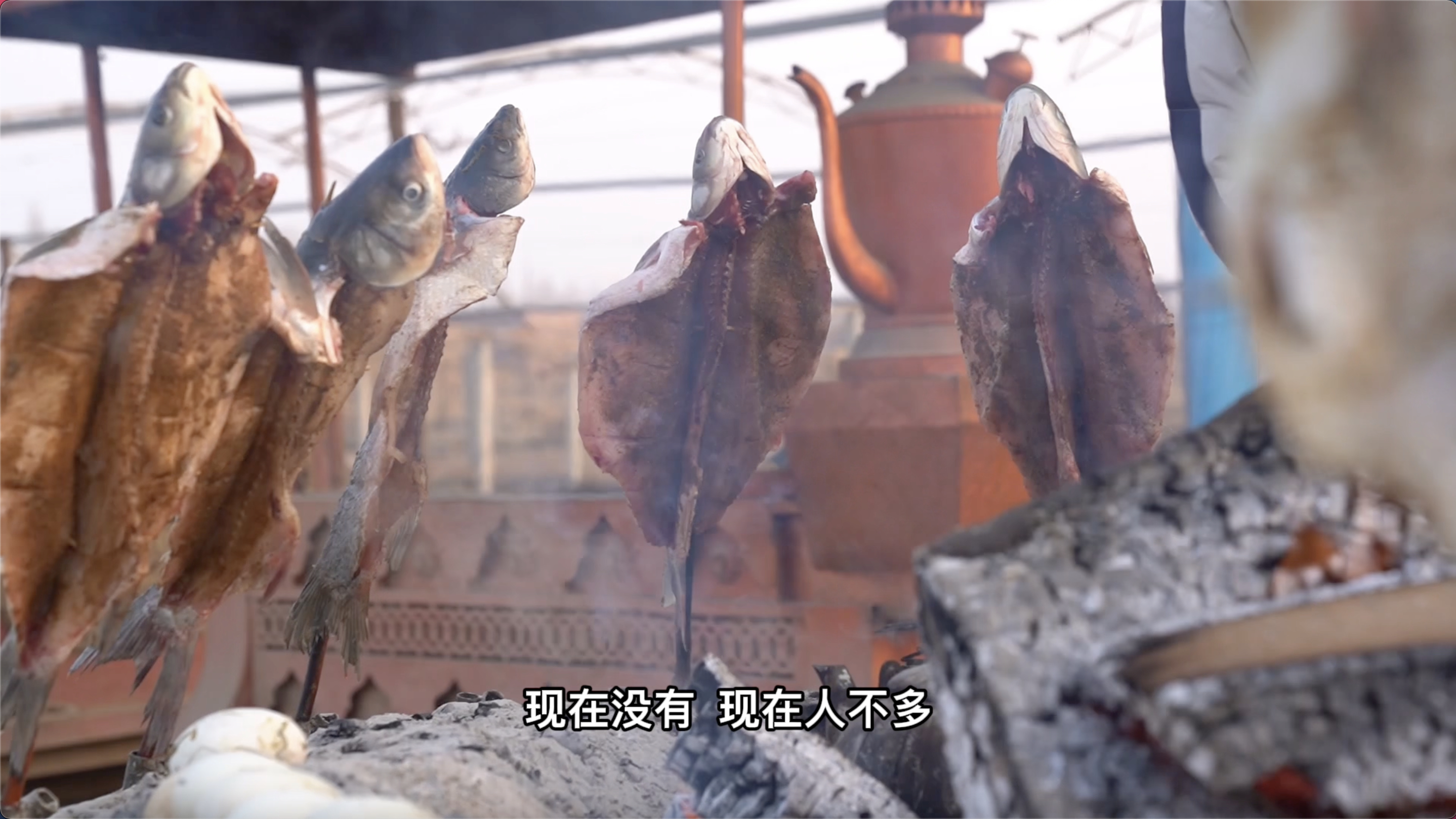 狂野原始新疆罗布人古法烤鱼,果木烤制60元/条,还送烤馕真不贵