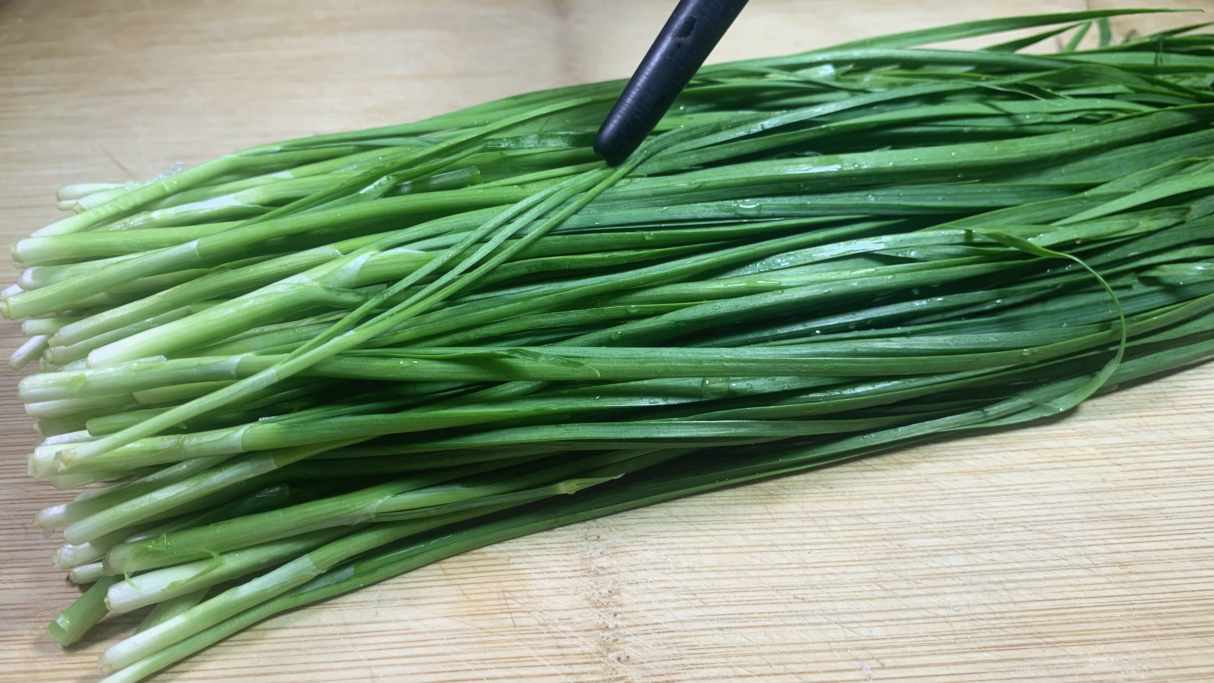 韭菜不用炒着吃了,教你1个新做法,满满一大盘,上桌几分钟吃光