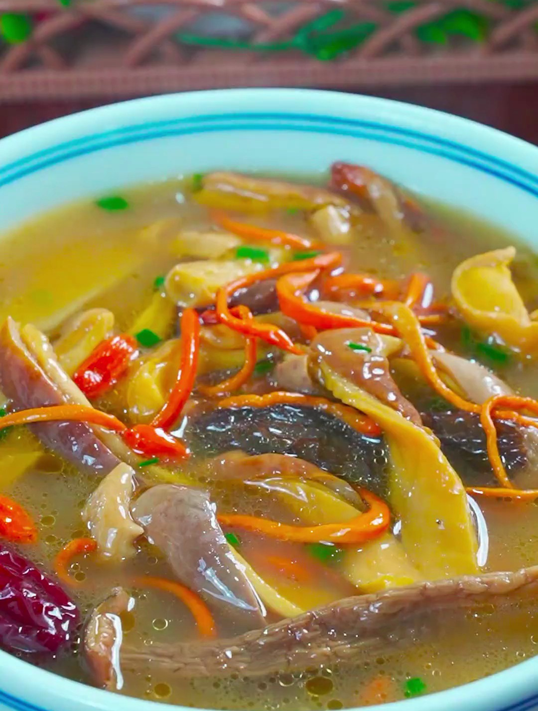 家里有老婆的一定要给她炖个猪肚菌菇汤,汤鲜味美又营养 猪肚汤-度小