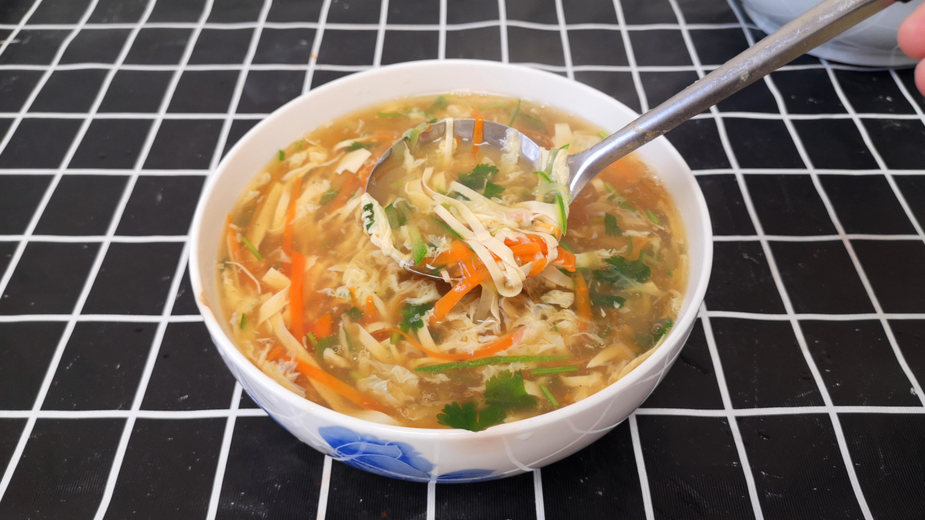 冬天多给家人做这道汤,3分钟就学会,味道鲜美营养高,简单实用