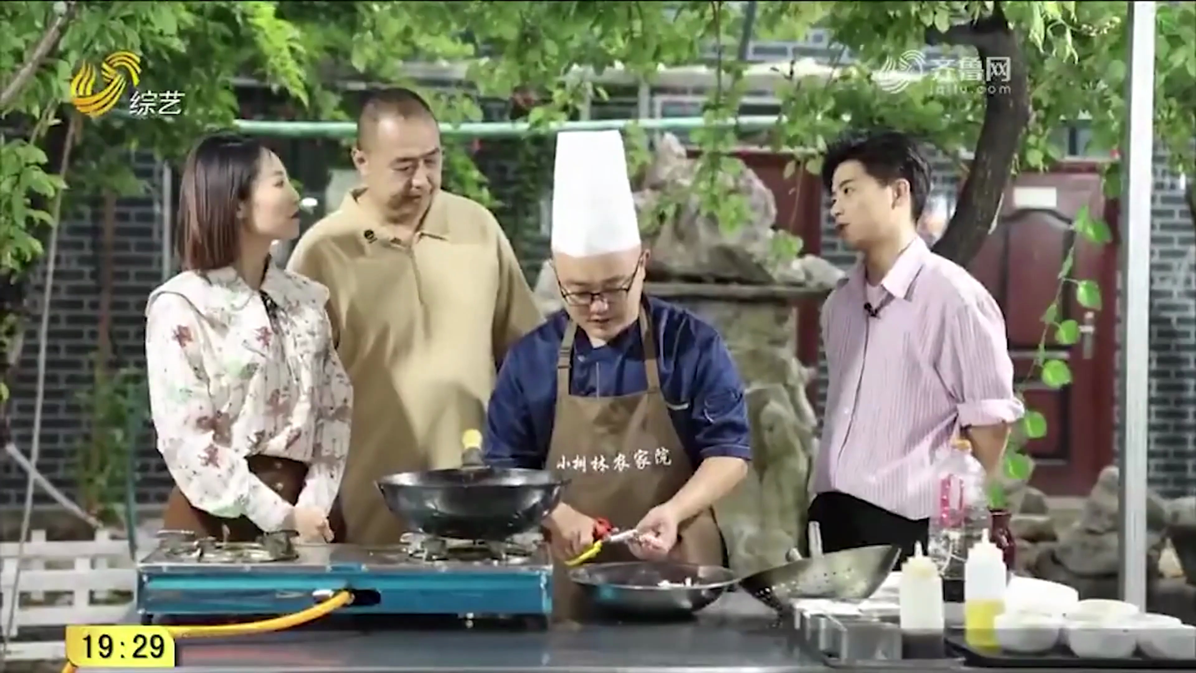 大厨现场揭秘瓦罐凤爪的做法,分享给大家|来点新滋味