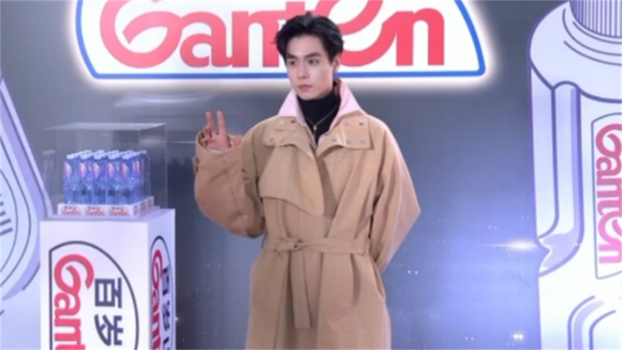 不愧是国风少年！刘宇黑色流苏风衣，好像翩翩少年丨国剧盛典2024