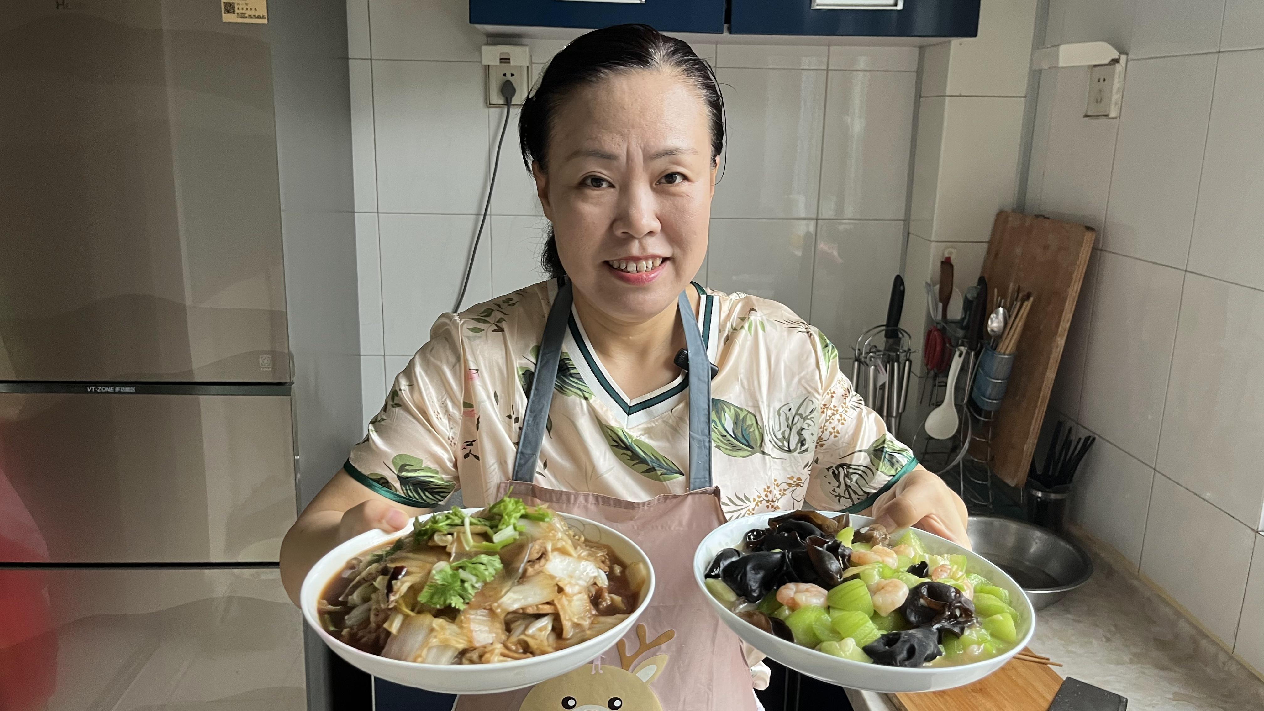 今天做了个老厨白菜和丝瓜炒虾仁,健康减肥也要营养均衡