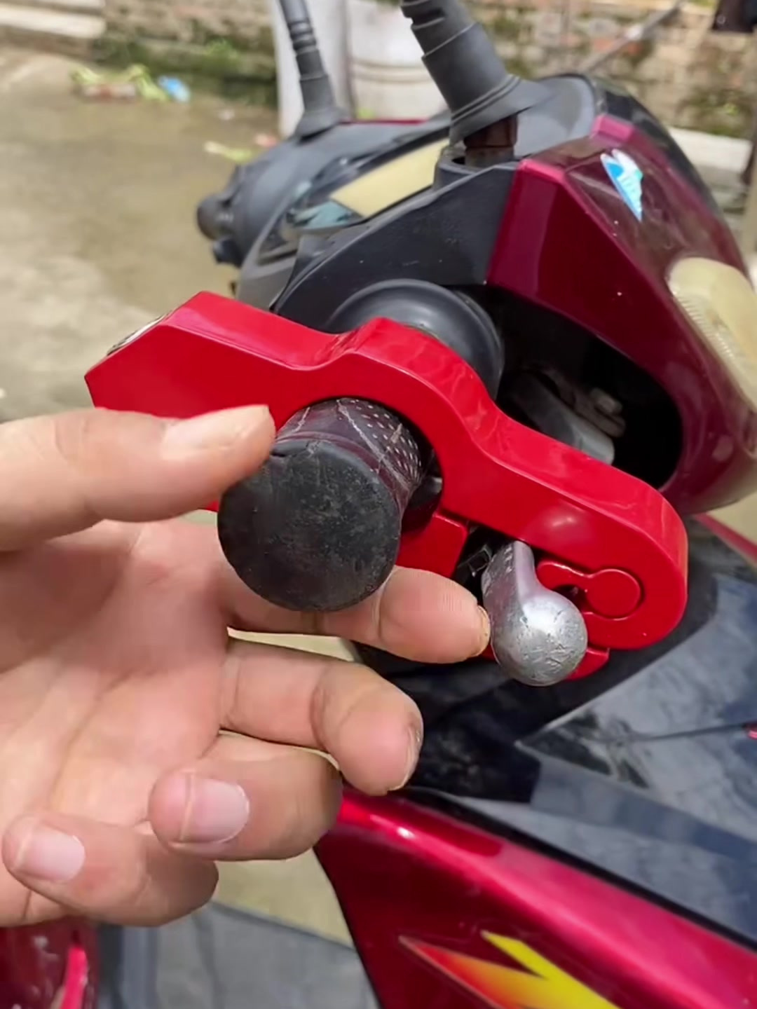 有了这个手把锁,电动车摩托车放哪里都不怕,推都推不动