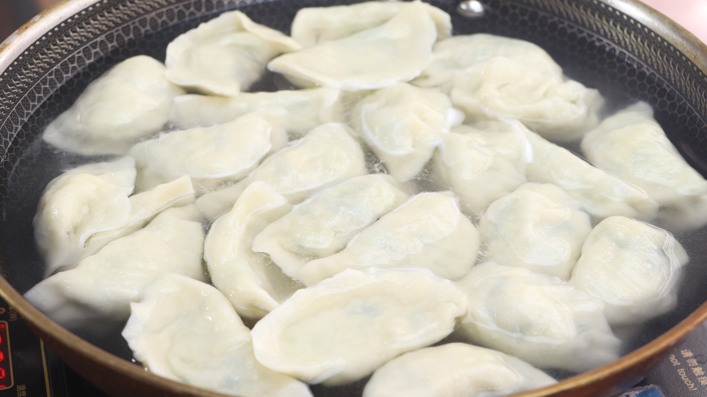 白菜素馅饺子,不放鸡蛋不放肉,出锅比三鲜饺子还要好吃,真香