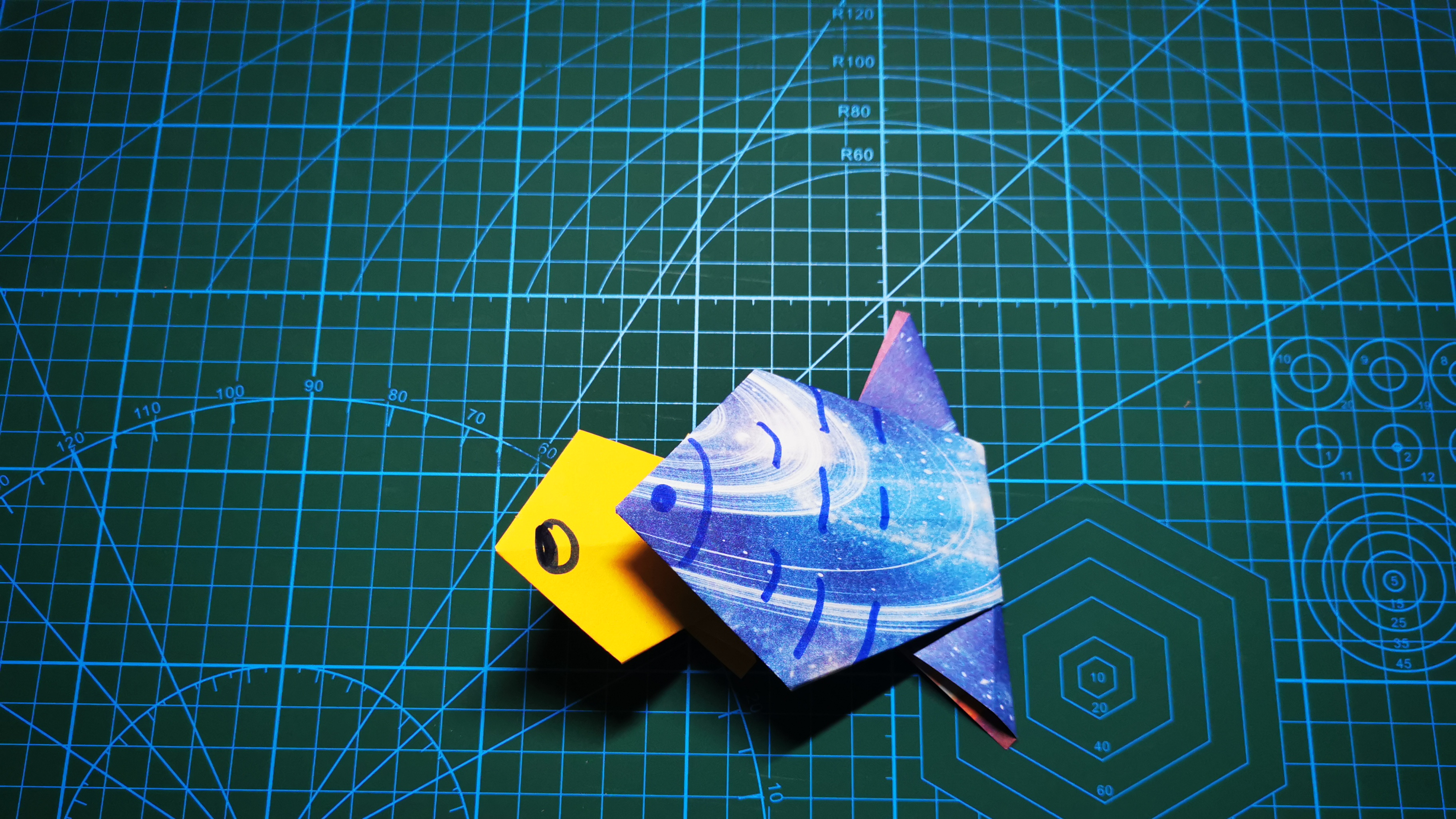 4岁小朋友就能学会的折纸手工—金鱼,很简单快来动手试试吧