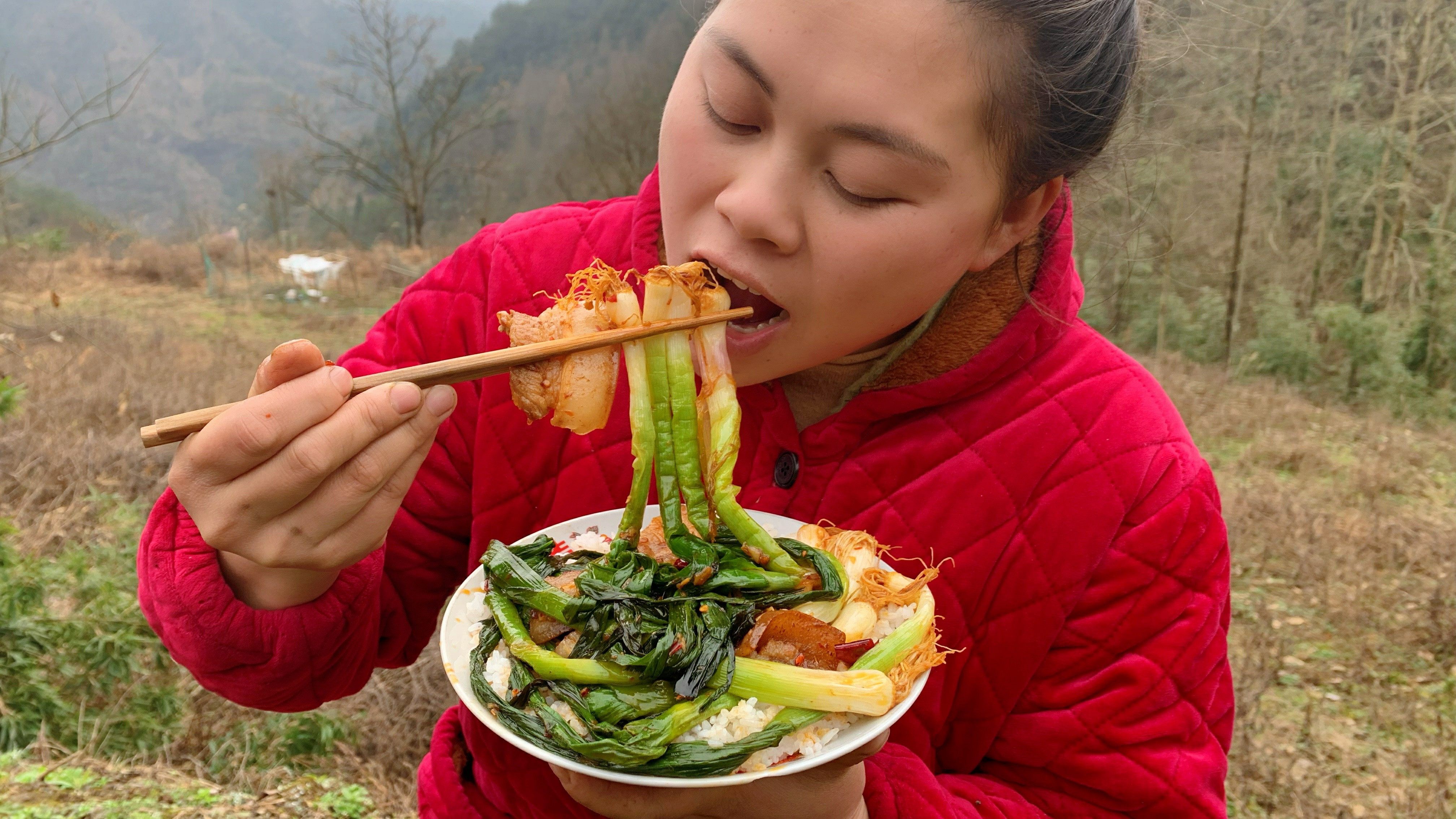 干完活扯了一大把蒜苗,做个蒜苗炒肥肉,整根蒜苗吃着又香又下饭