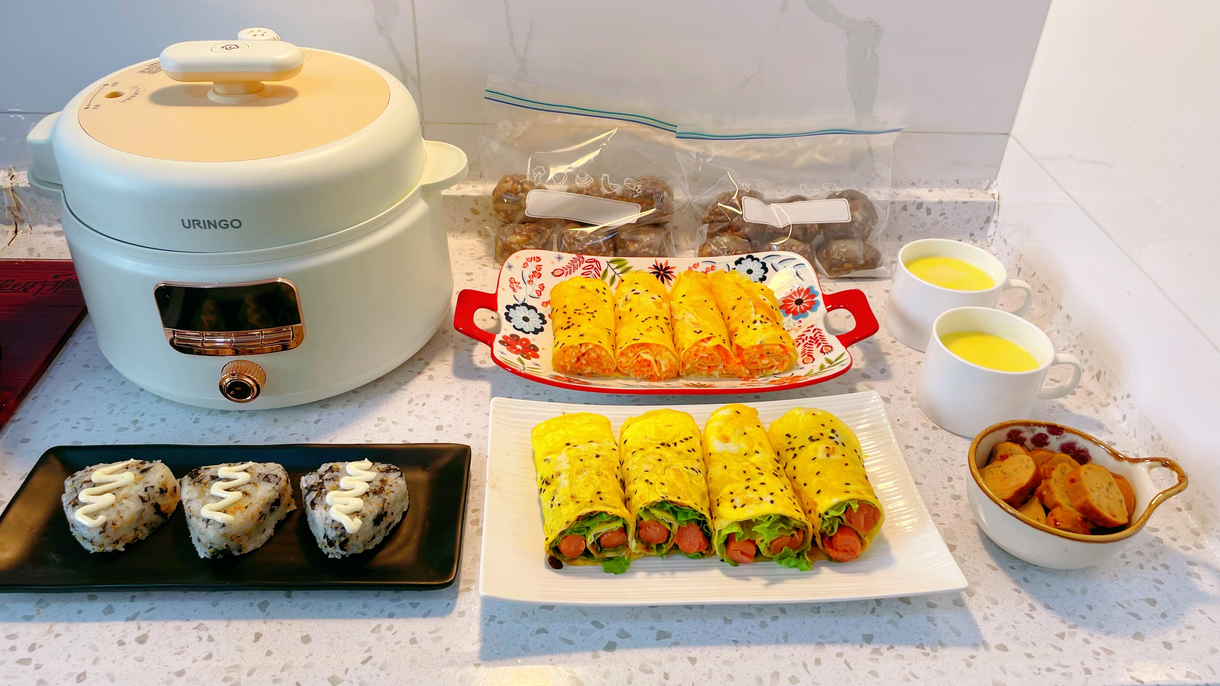 饺子皮做的煎饼果子,还有海苔饭团,早餐午餐一起吃