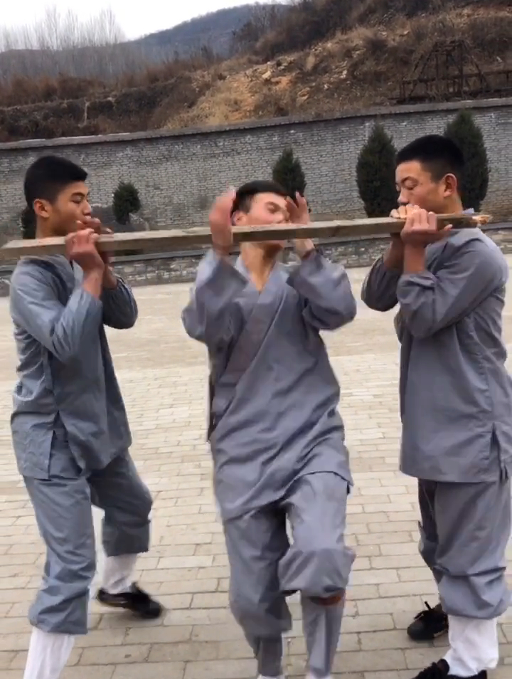 少林铁腿功,踢砖头跟玩儿似的