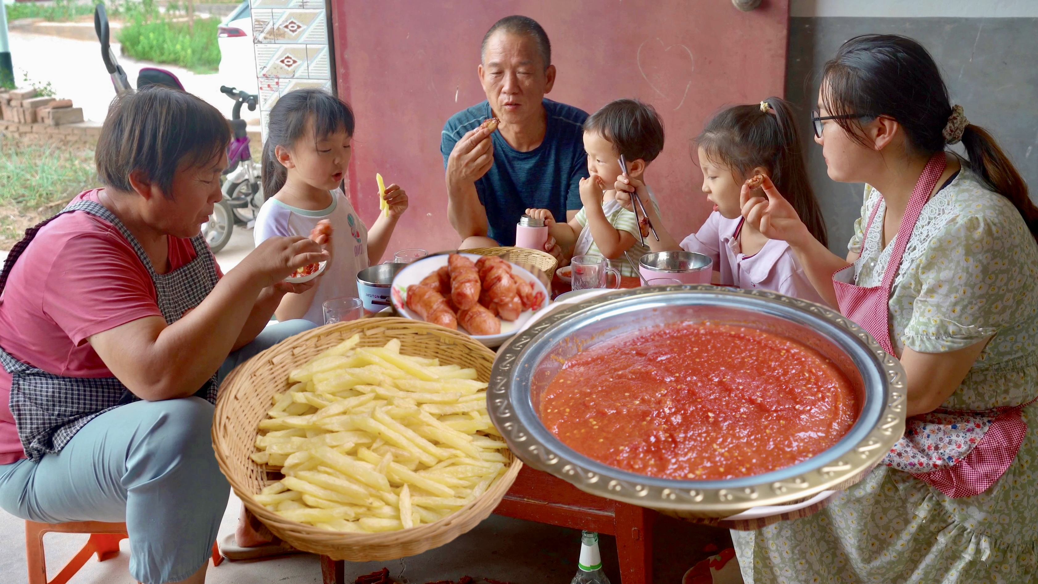用现摘的西红柿熬一锅番茄酱,炸一些薯条,太香了!