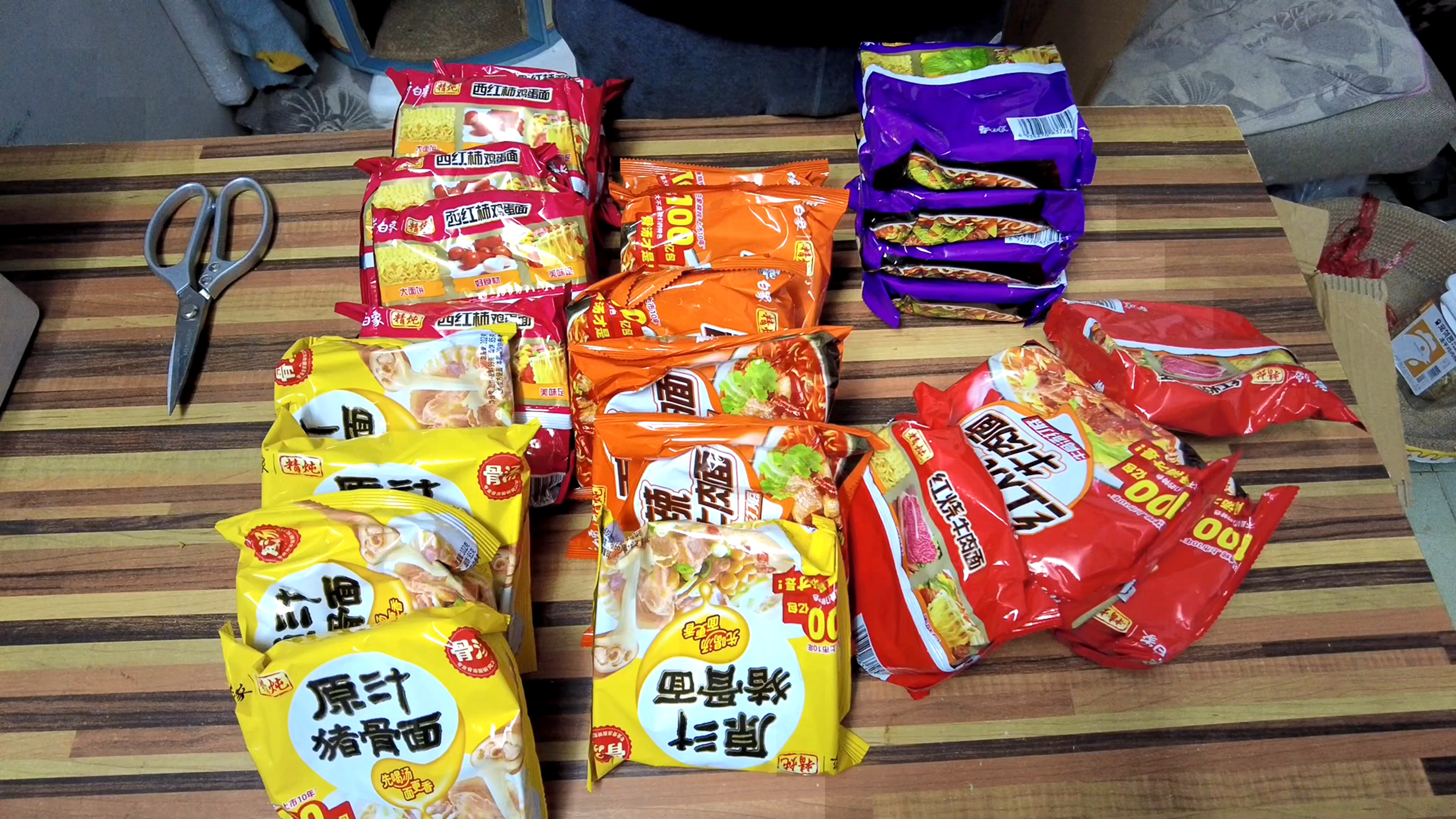 支持良心国货白象方便面,最爱老坛酸菜口味,汤好喝面好吃