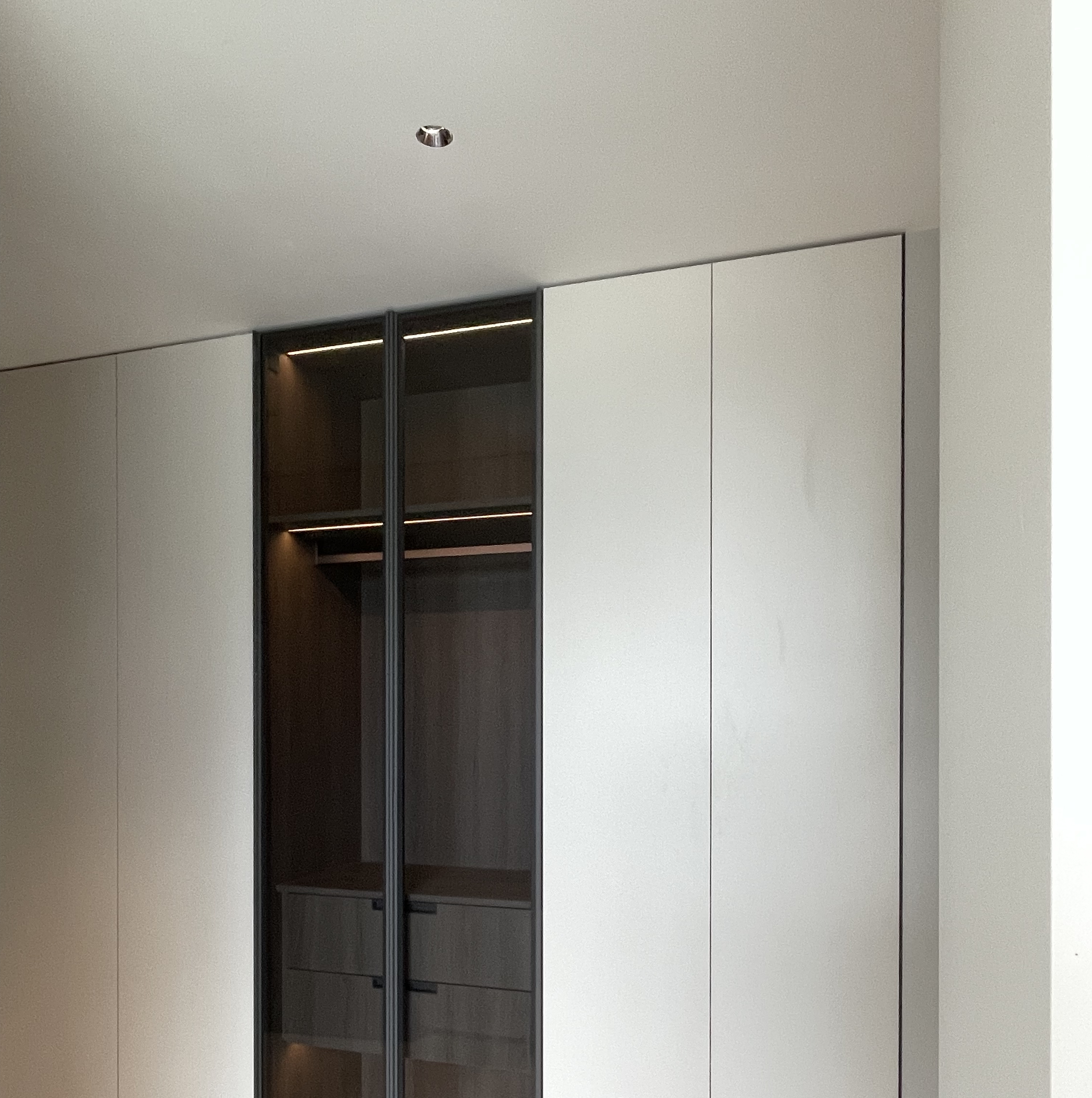 高颜值衣柜,黑框灰玻玻璃门衣柜,搭配极简通顶拉手和天地铰链-度小视