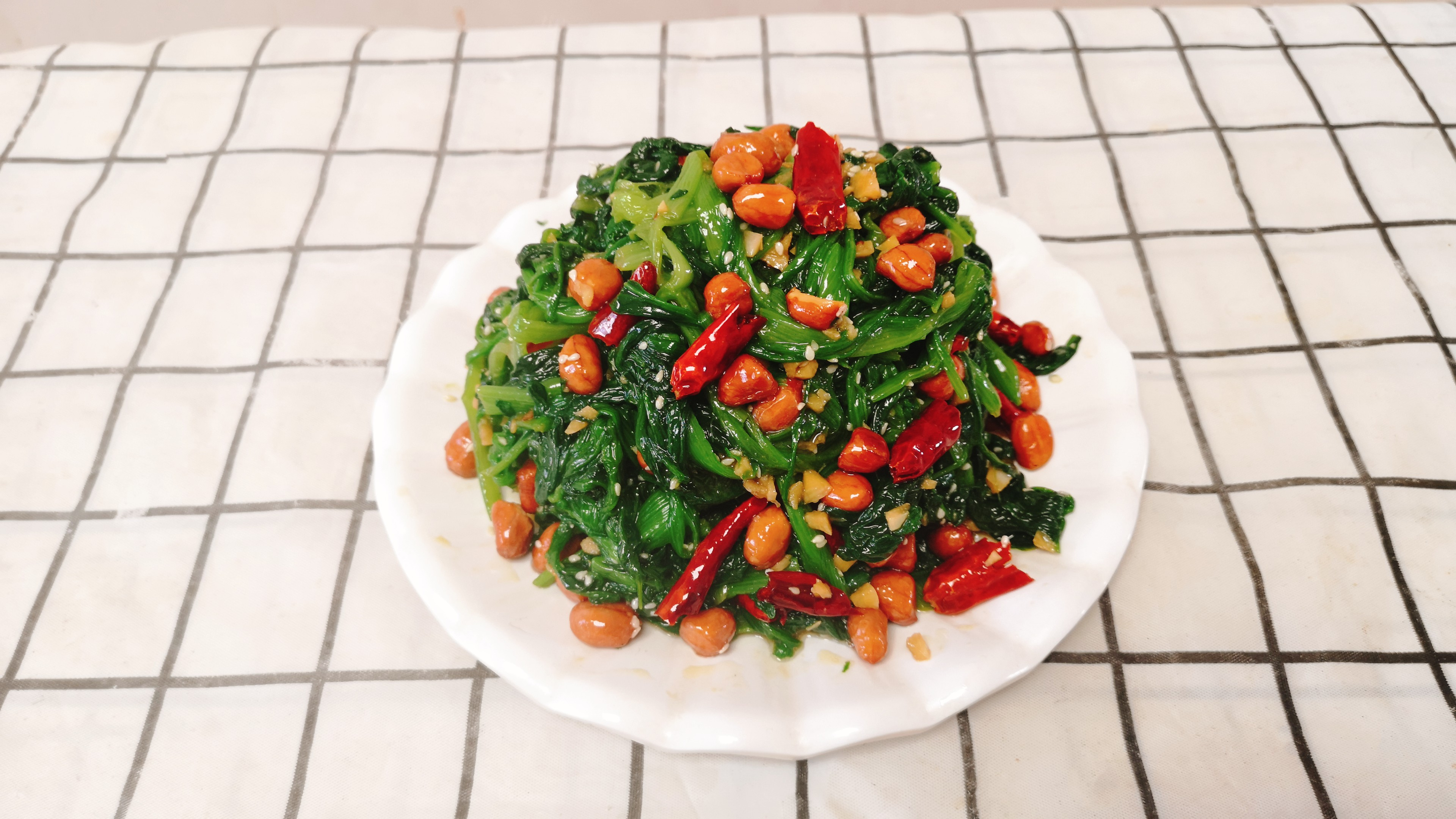 春天要多吃菠菜,教你饭店最火的做法,步骤详细,爽口开胃又下饭