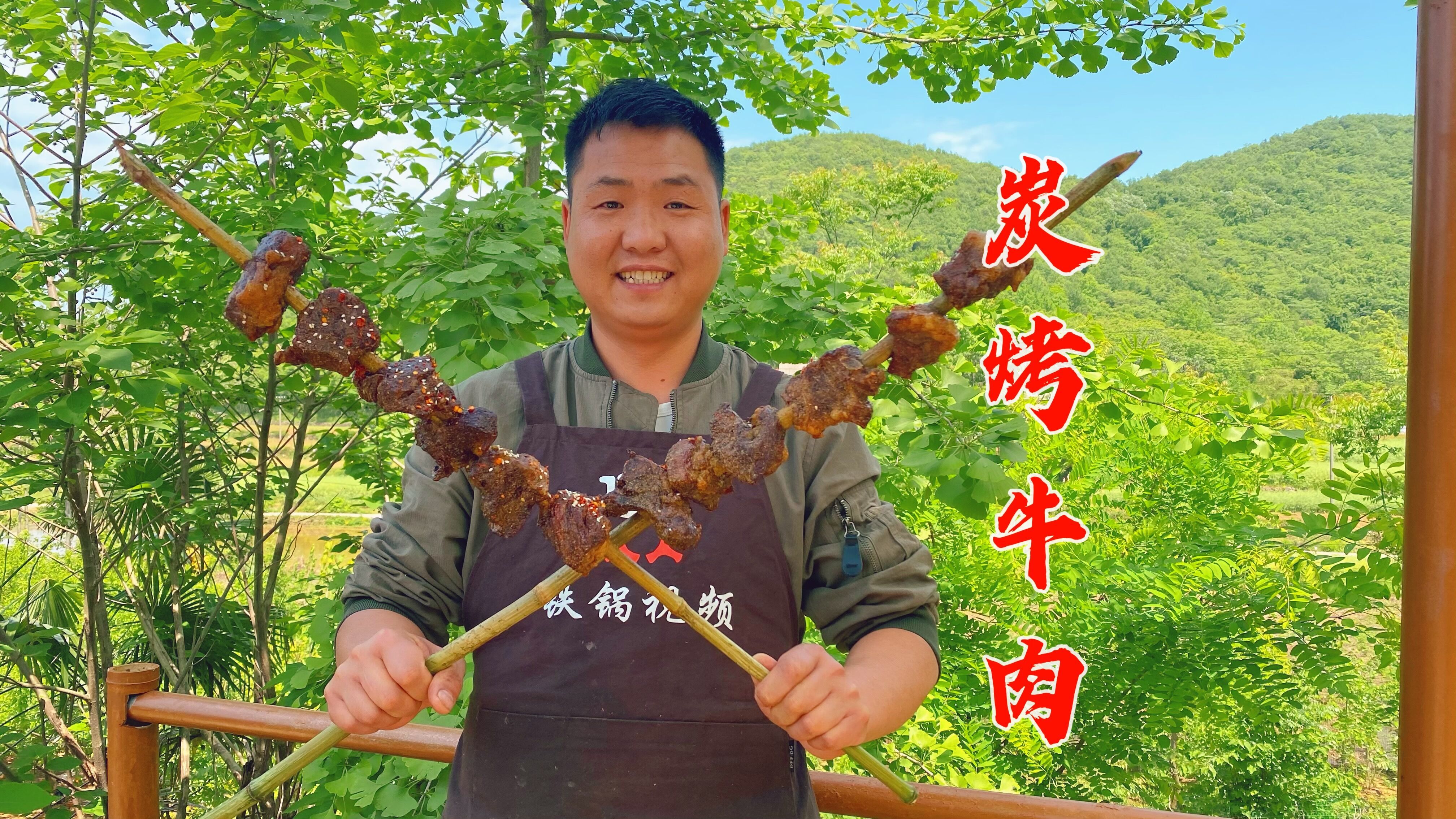 把牛肉切成拳头大,烤熟下酒,真叫一个爽