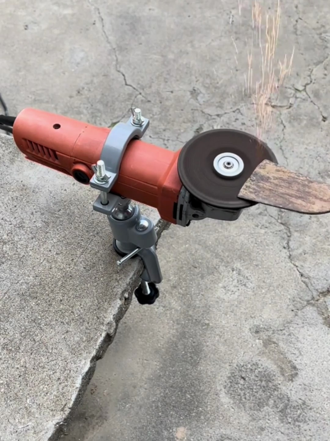 角磨机居然不需要用手拿着了!随便找个桌面都能给它固定住!