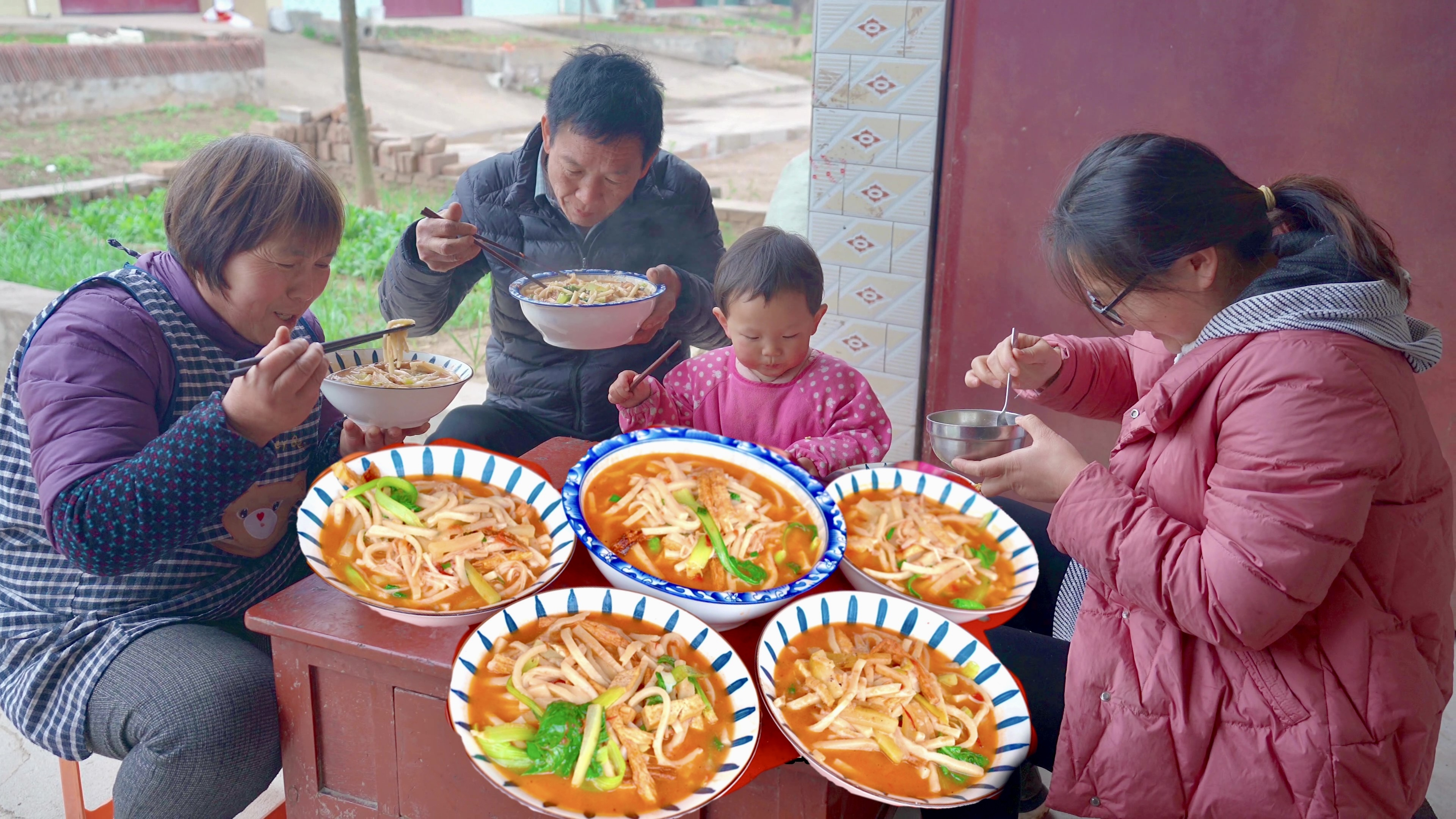 烙几张大饼,吃一顿西红柿烩饼,汤浓饼香美滋滋!