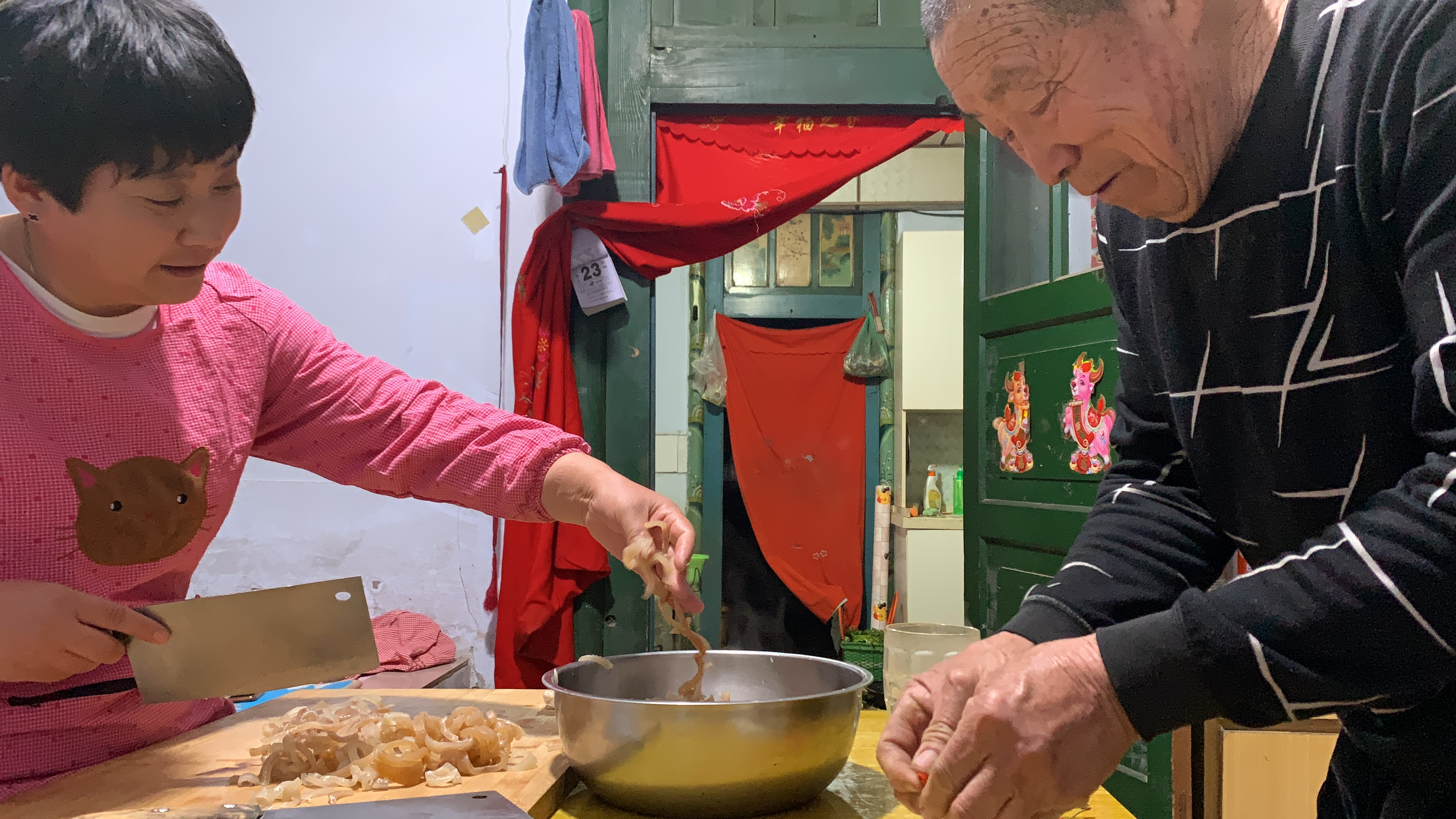 农村74岁二舅教你做家常猪皮冻,步骤简单,一学就会