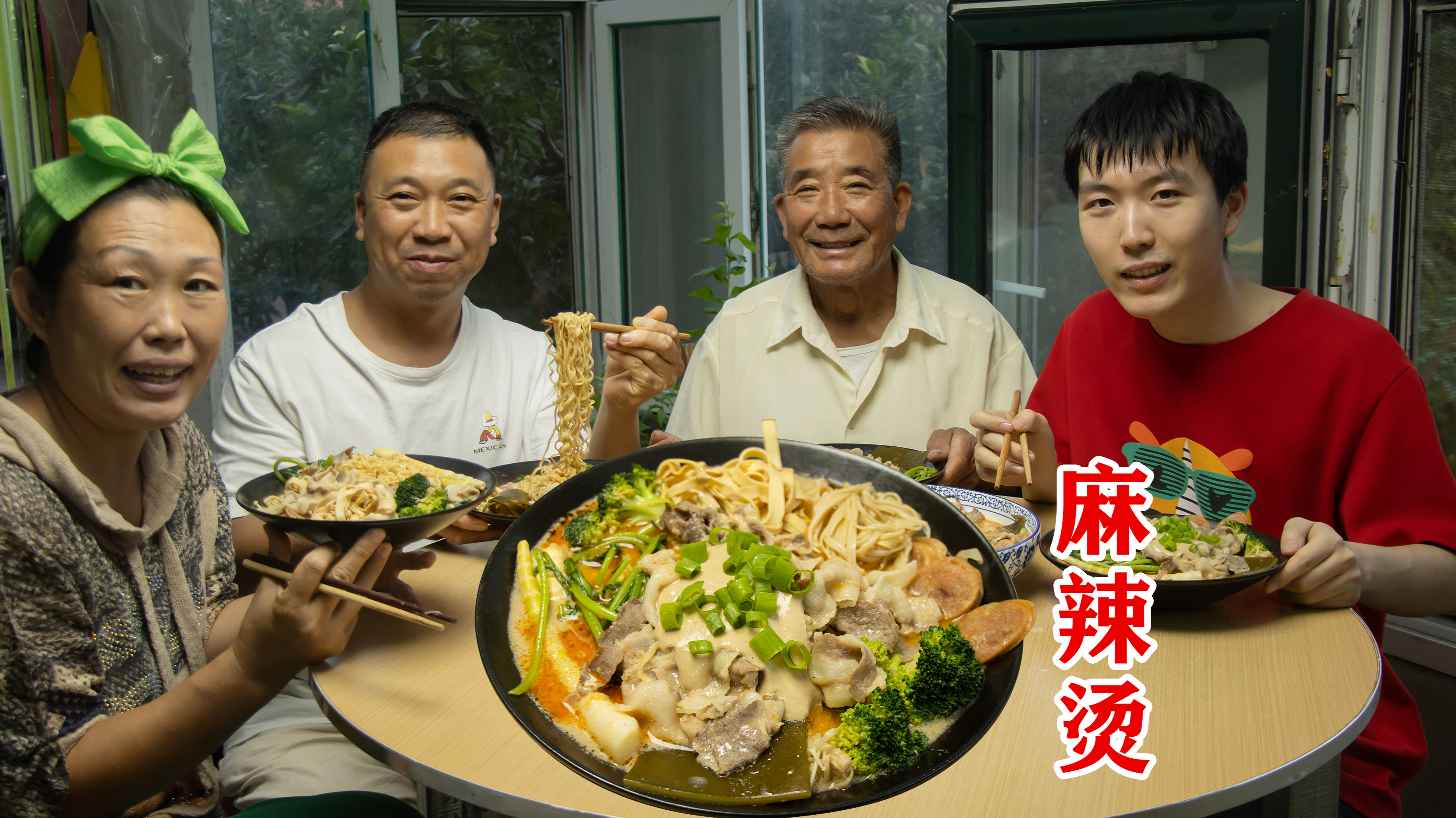 在家做个麻辣烫,金针菇五花肉,都是老妈爱吃的,煮方便面可劲造