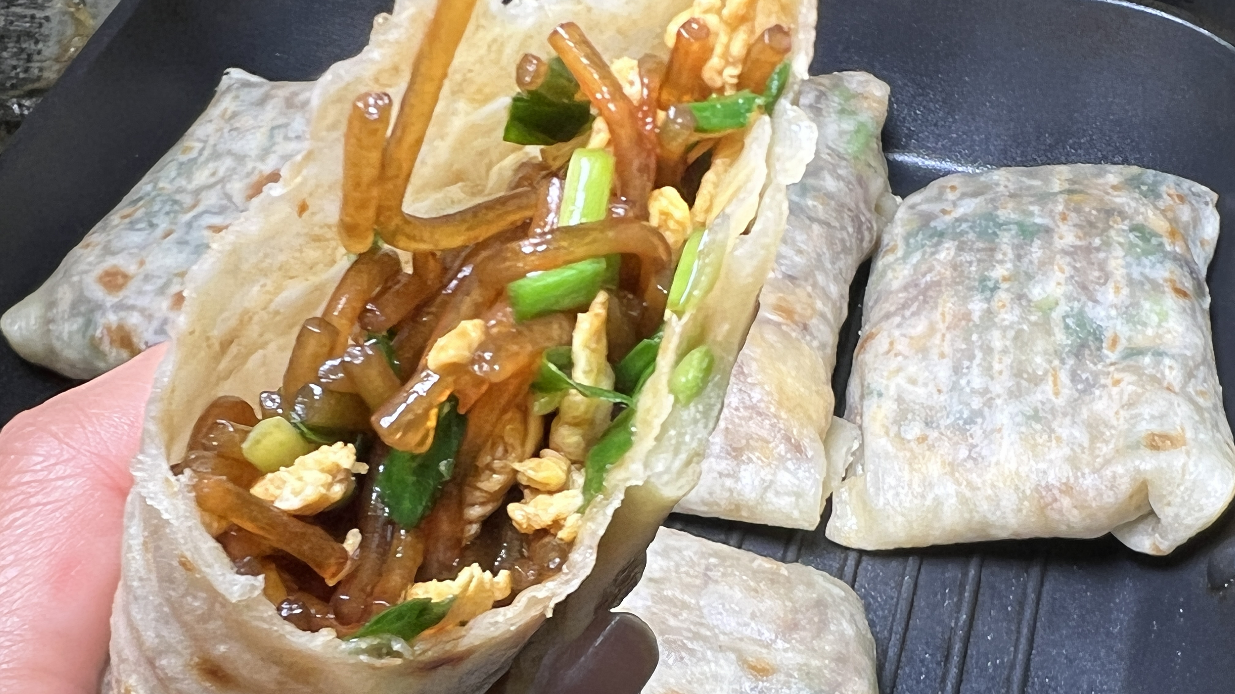 在家做韭菜盒子,不发面,外皮酥脆,馅料十足,一点不油腻,好吃