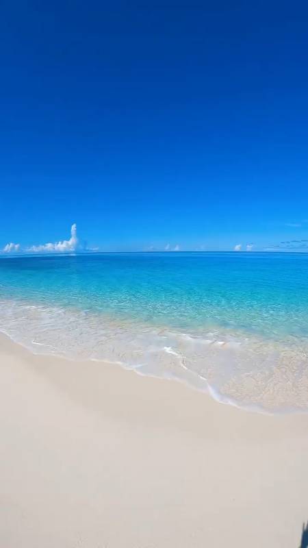 跟心爱的人一起海滩漫步欣赏海天一色的美景让人流连忘返