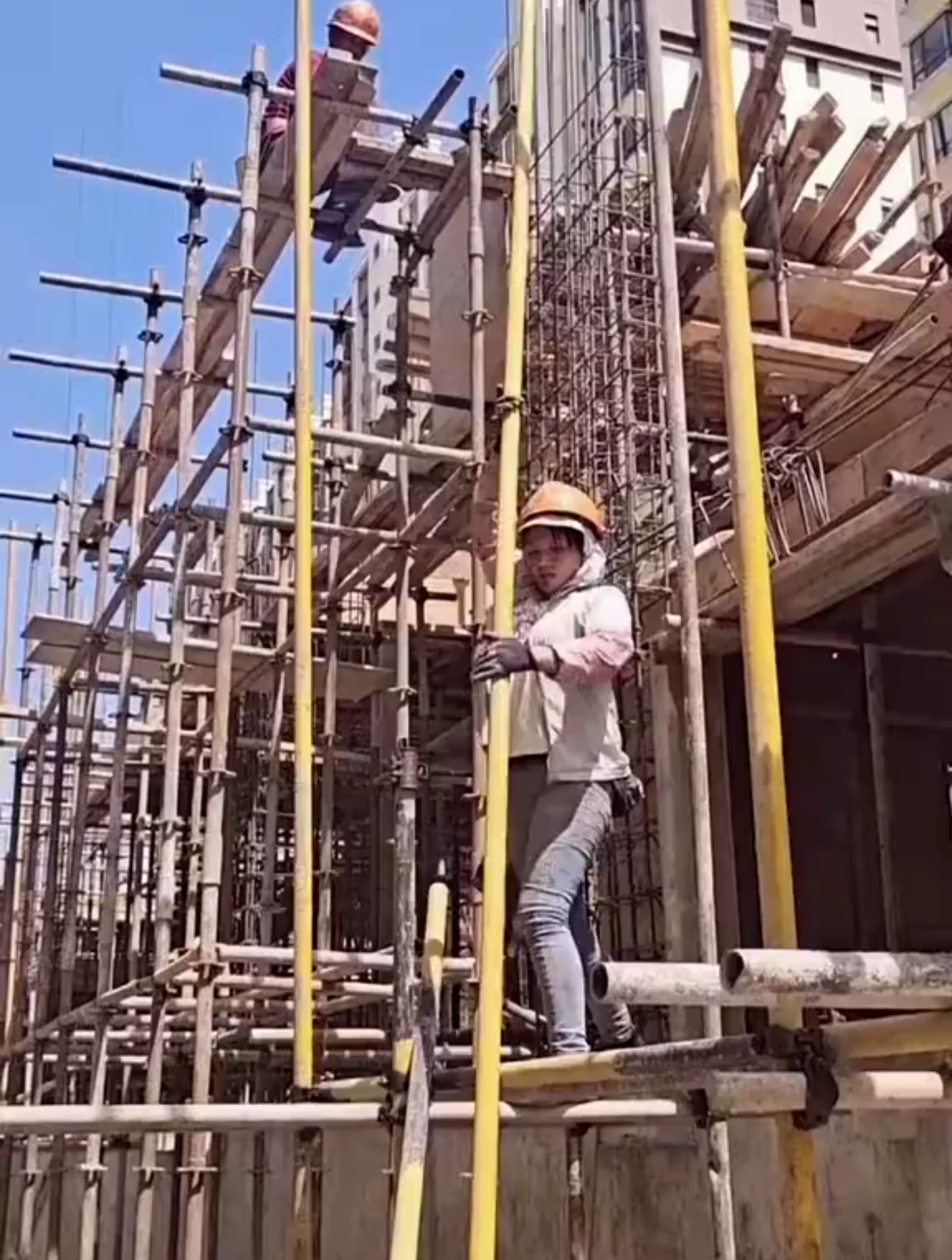 外架工谁说女子不如男关爱农民工传递正能量