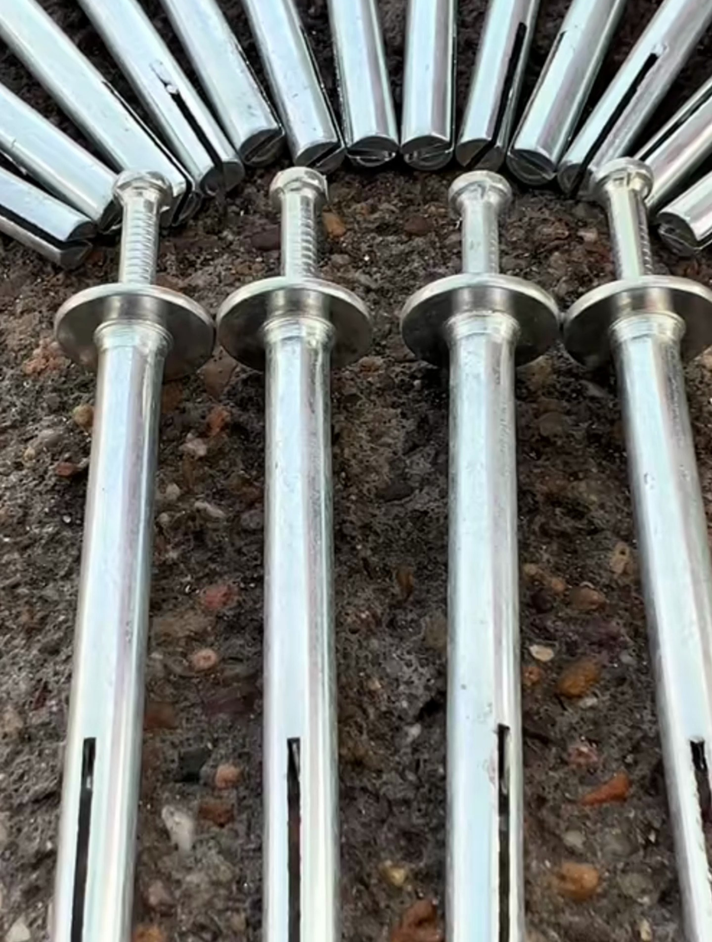 现在固定物品都在使用这种美式膨胀钉,水泥墙红砖墙都能用