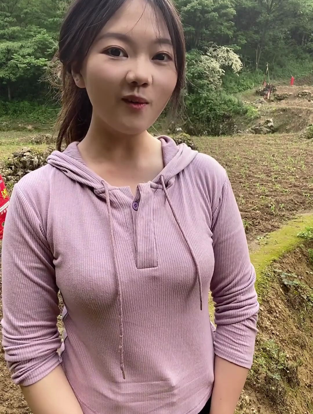 农村女人干活真厉害,比男人还勤快,实在太辛苦了