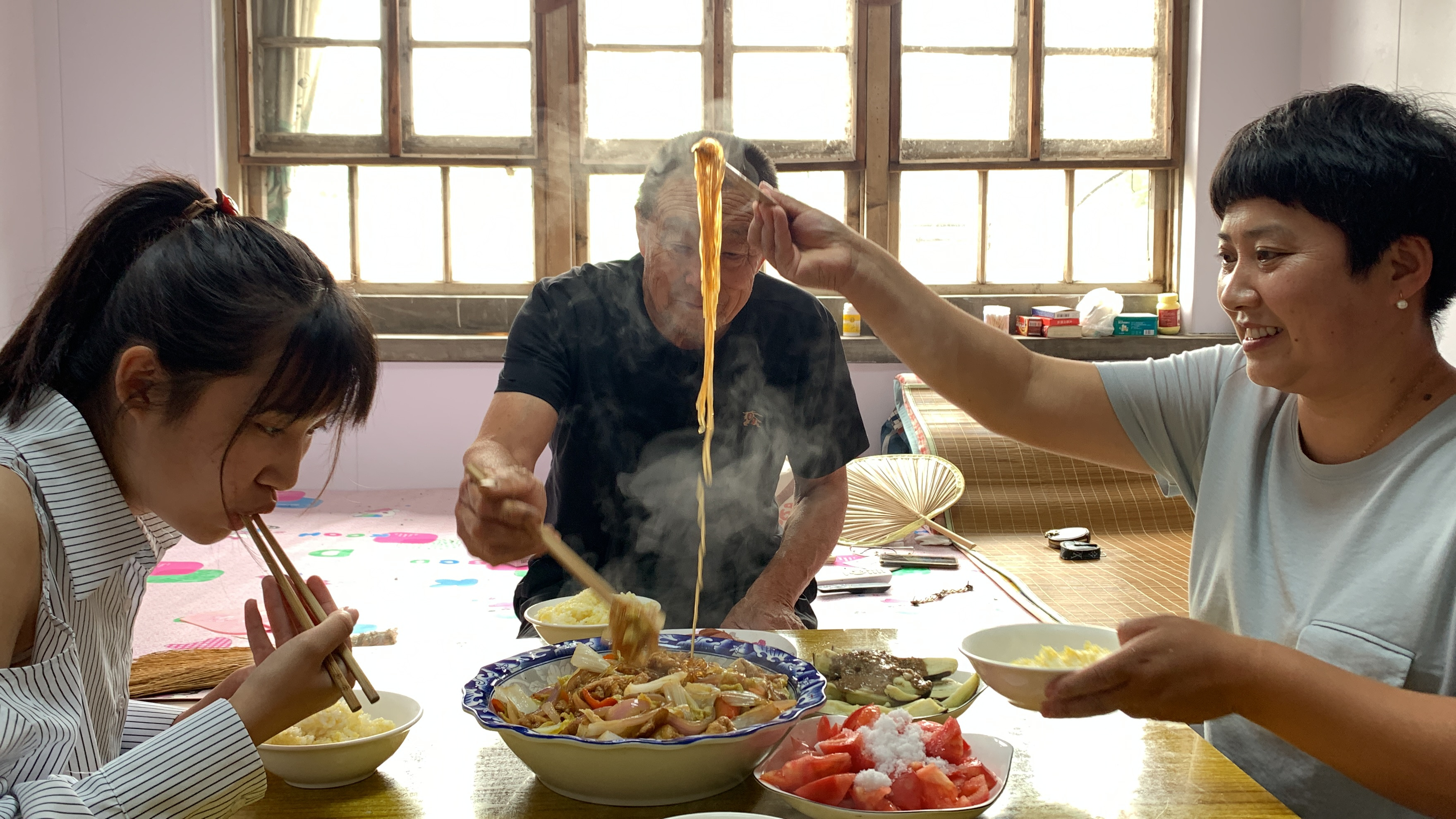 开饭喽！吸满汤汁的豆泡炖上鲜香入味的大白菜，你能吃几碗米饭