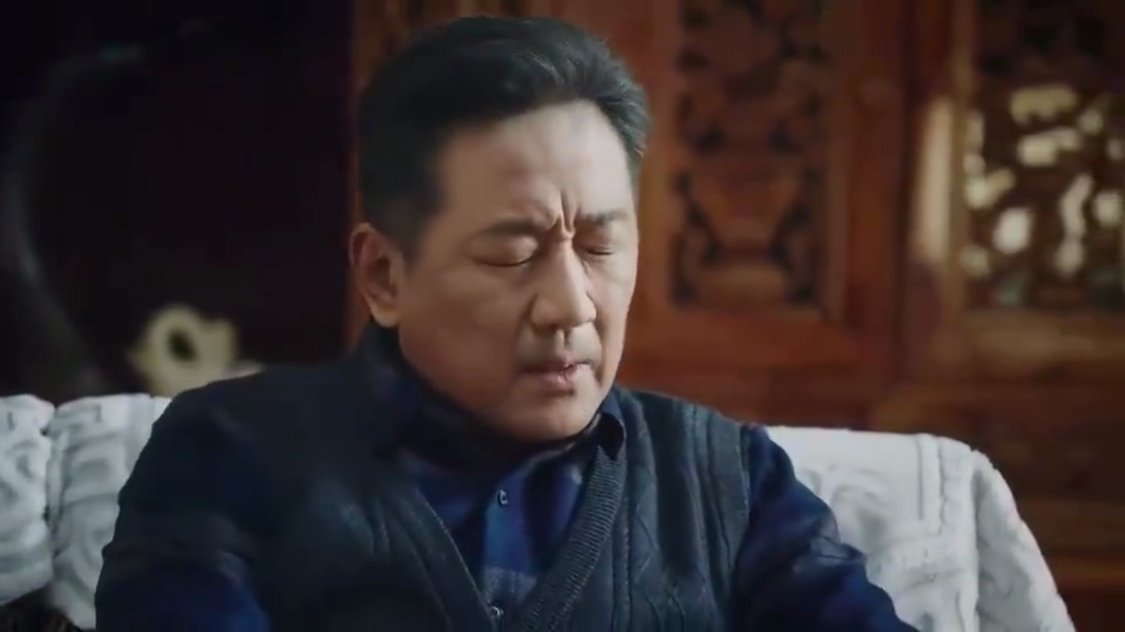 阿坝:岳父大人的收益,现杀活鸡包上荷叶一烤,滋味好极了