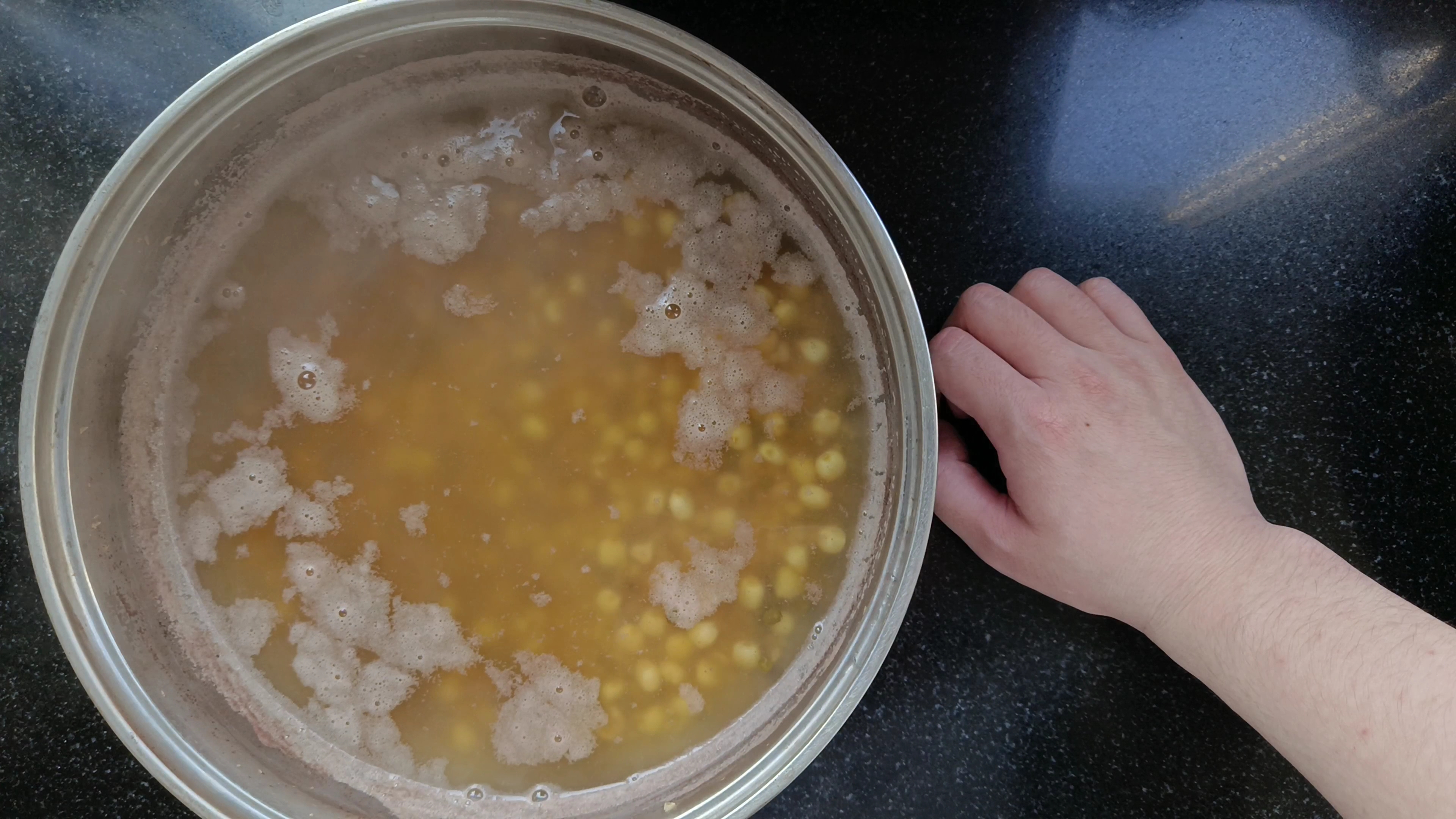 熬玉米绿豆小米汤,要是换成水果玉米更好喝