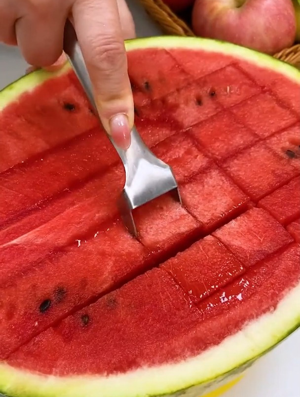 不用刀就能切西瓜,只要在西瓜上轻轻划几下就能切出均匀的瓜块