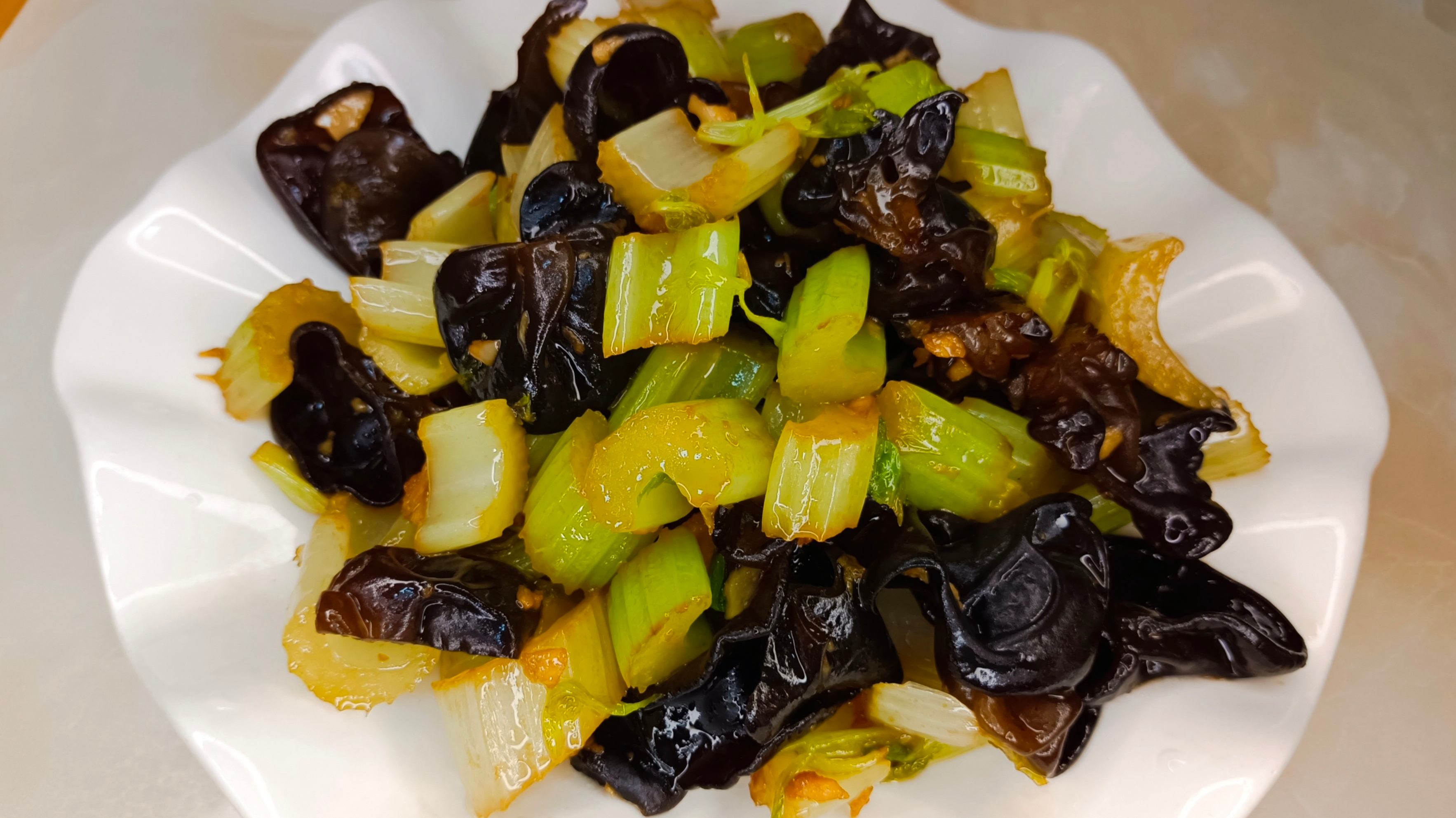 芹菜炒木耳这么好吃,脆爽可口