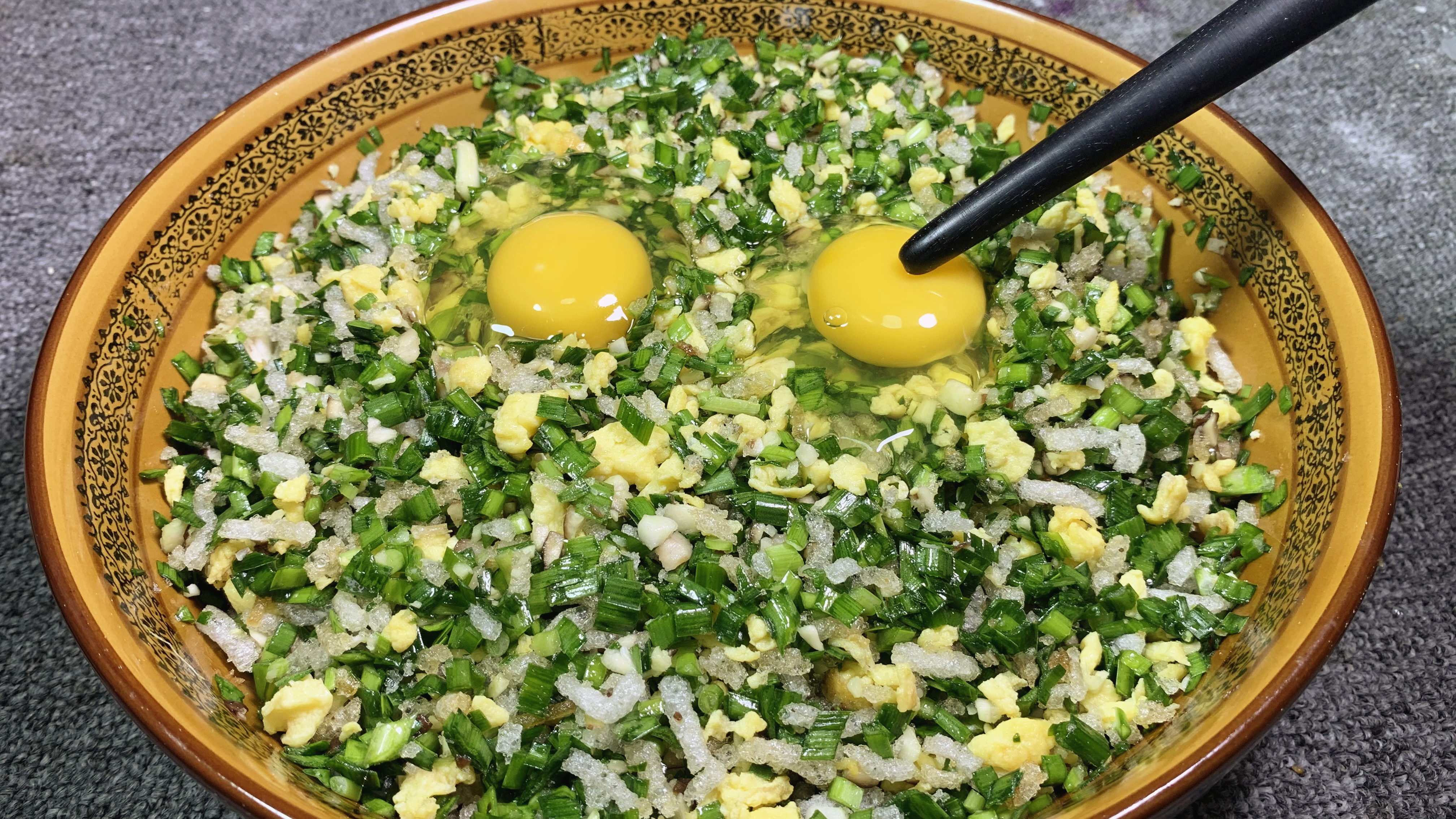 韭菜鸡蛋饺子馅,最怕韭菜出水,教你正确做法,从包到煮不出水