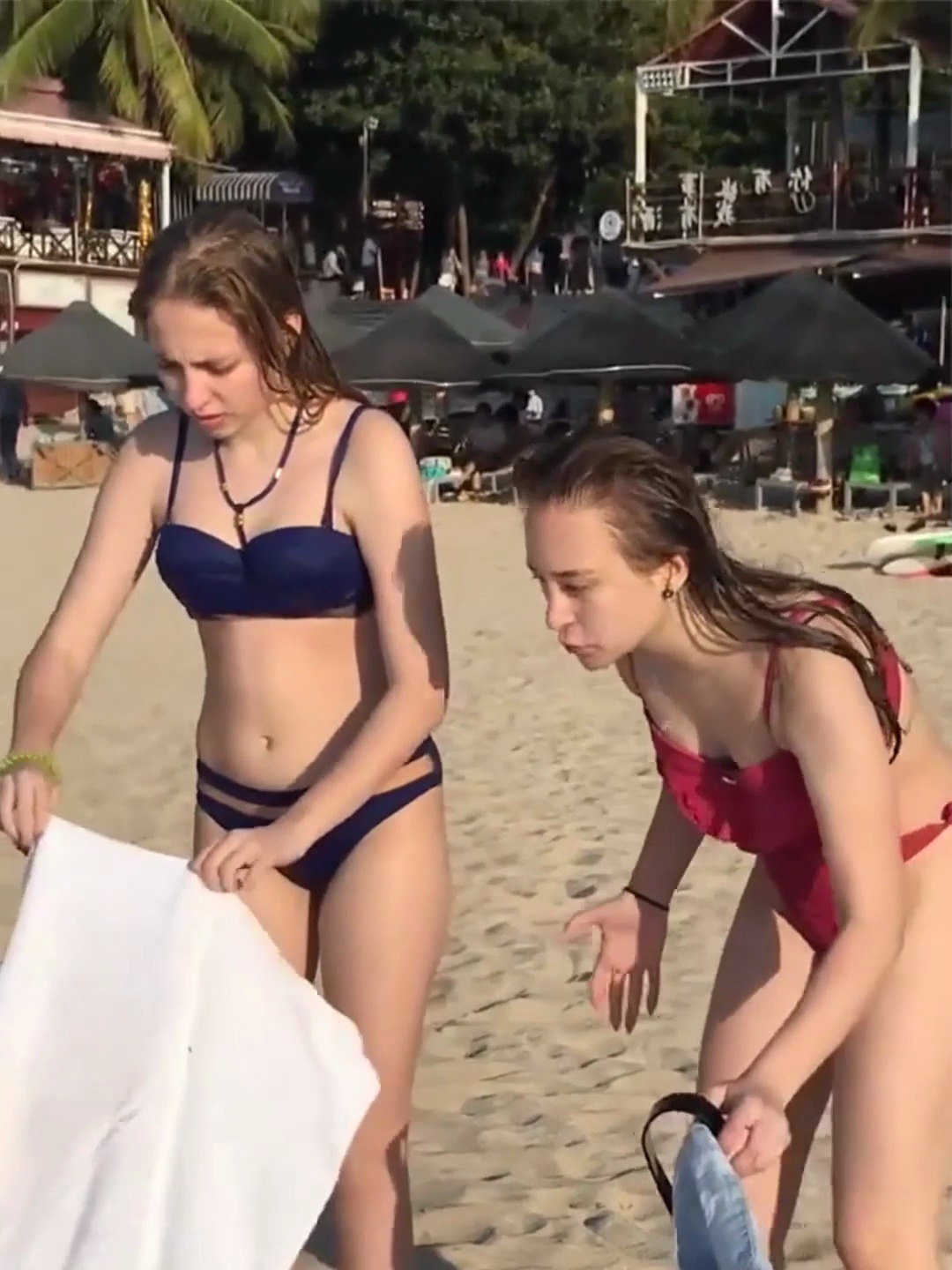 沙滩俄罗斯比基尼美少女,又到了二选一的时刻了,你为哪位着迷?