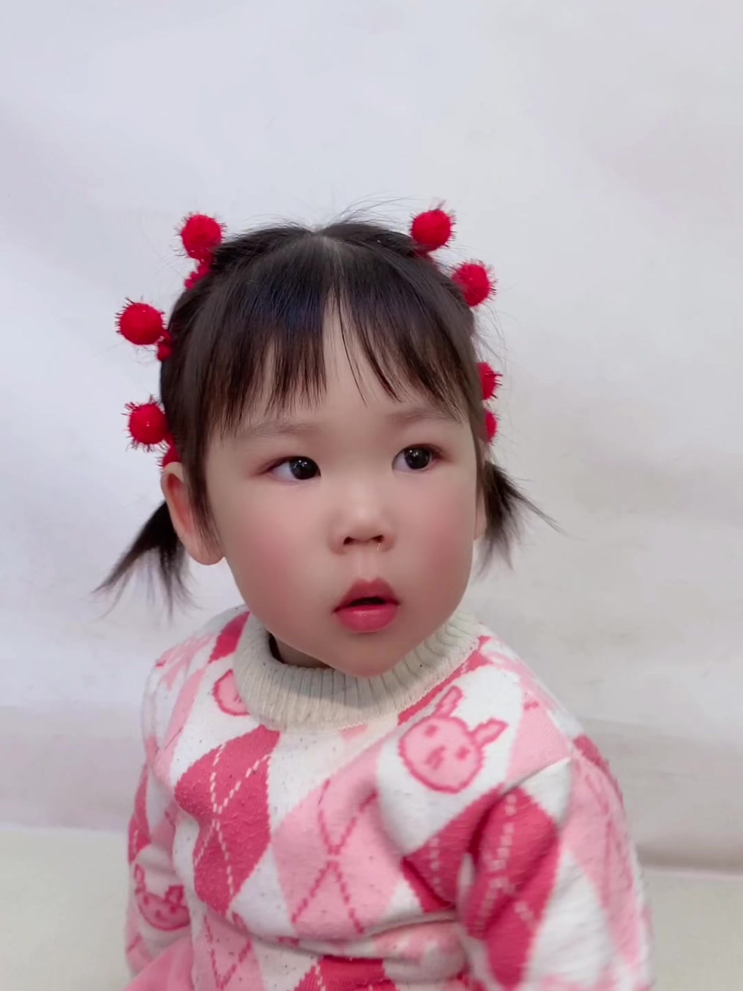 新年给女儿用这种红色头绳扎头发软软的红头绳真的适合小女孩