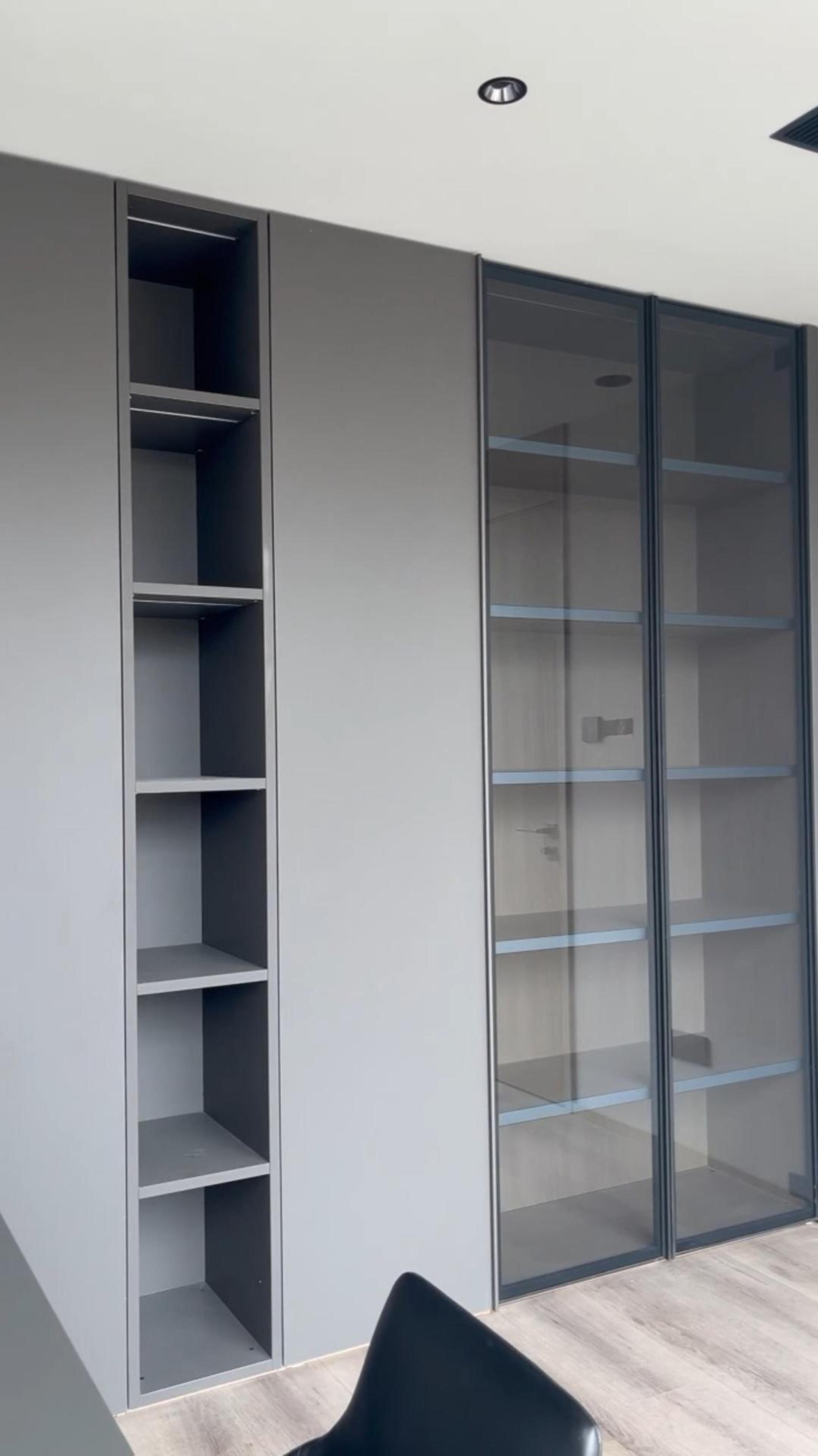 灰色系高级感书柜,搭配黑框灰玻玻璃门,柯尼全屋定制-度小视
