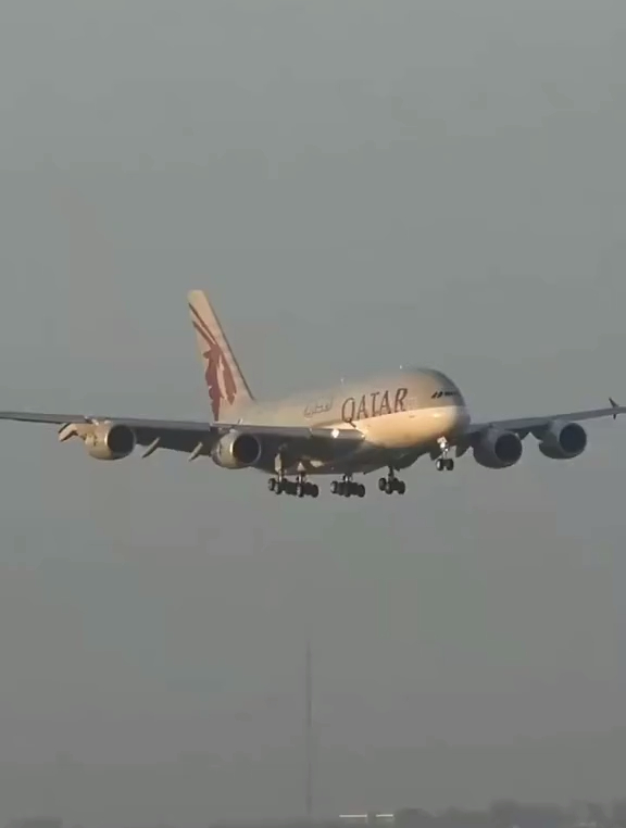 卡塔尔航空a380帅气降落瞬间,飞机接地温柔,几乎感觉不到颠簸