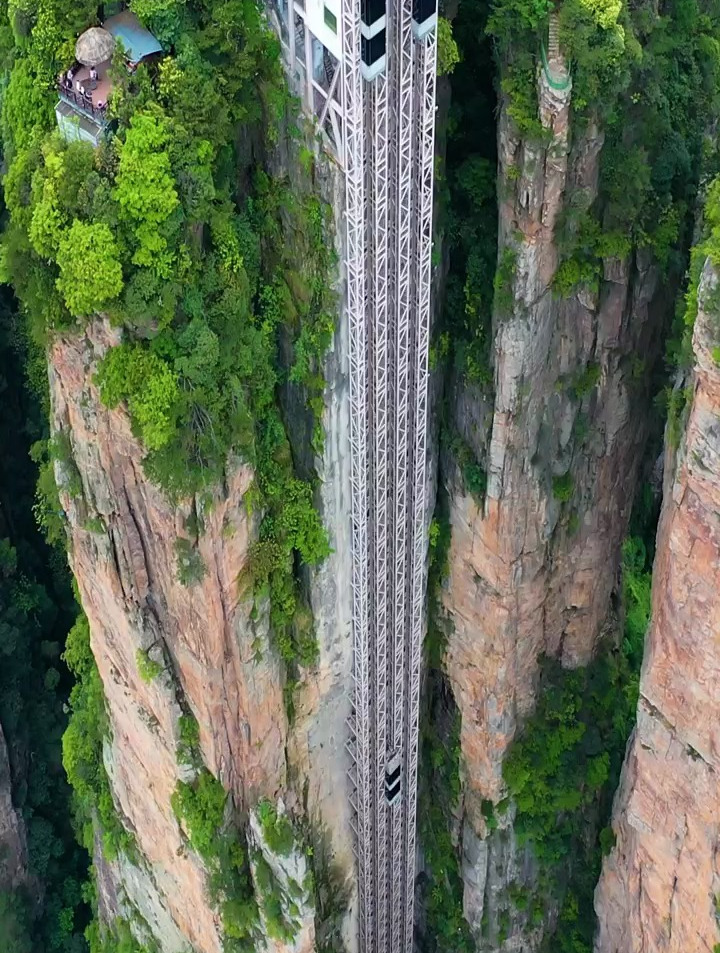 张家界悬崖上的百龙天梯,气势恢宏仅需66秒,一次垂直提升326米