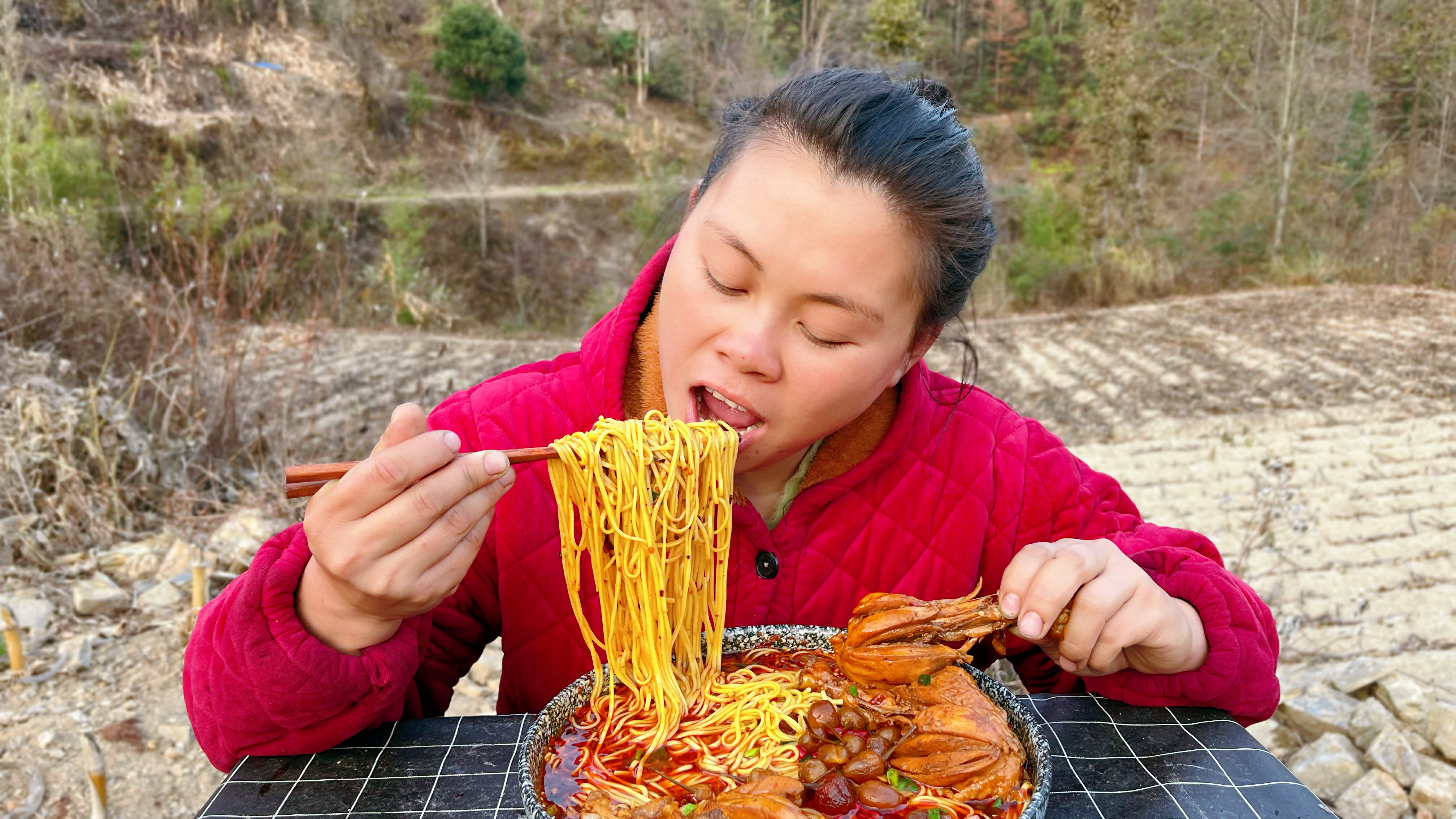 干完活,欧妹煮几个鸡腿一碗面,配上泡椒大口嗦面一人吃了一大碗