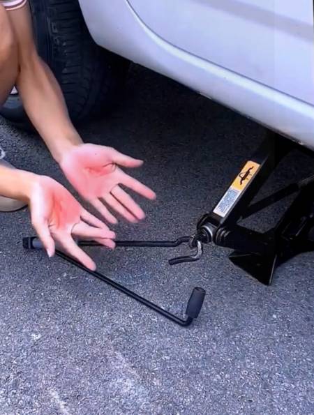 为何古代人靠双手就可以举起千斤重物,现代人却非得使用千斤顶!