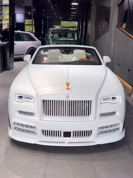 超帅气的白色劳斯莱斯敞篷跑车