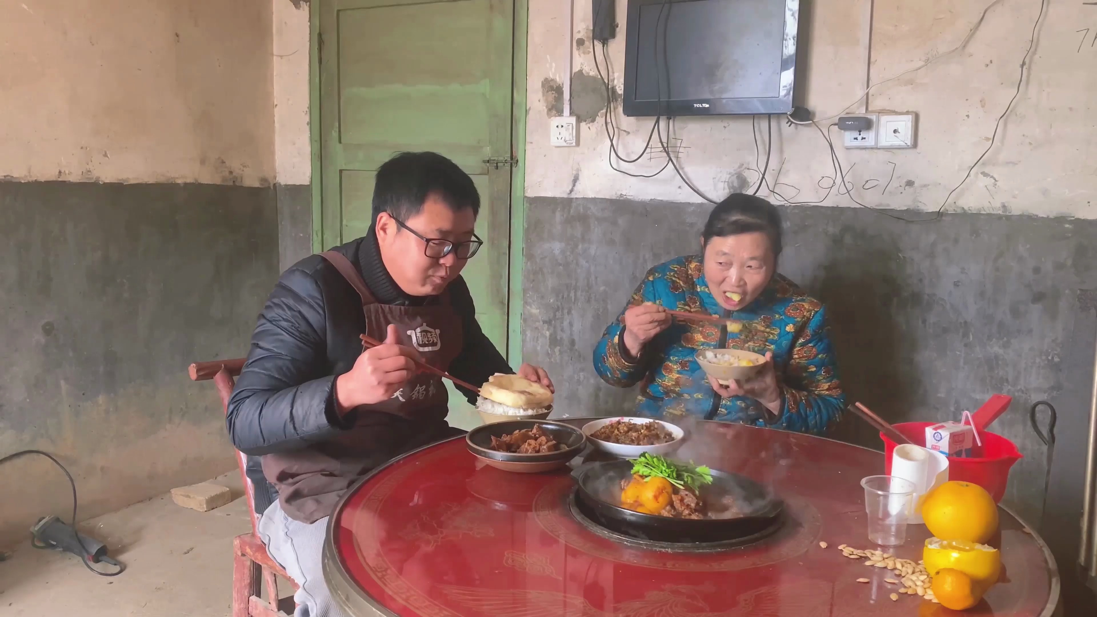 母亲总是想把好的留给孩子,跟妈简单吃顿牛肉,就觉得很幸福