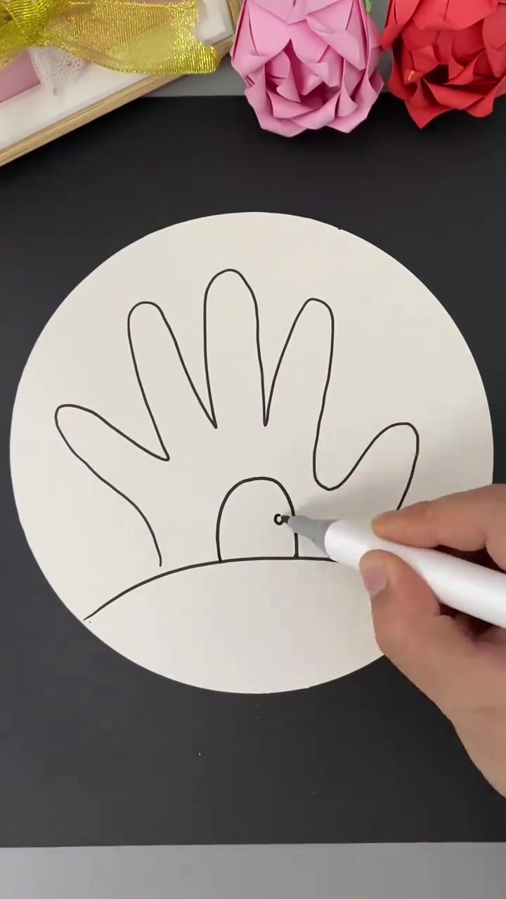 和孩子用手掌画漂亮的创意手掌画吧!