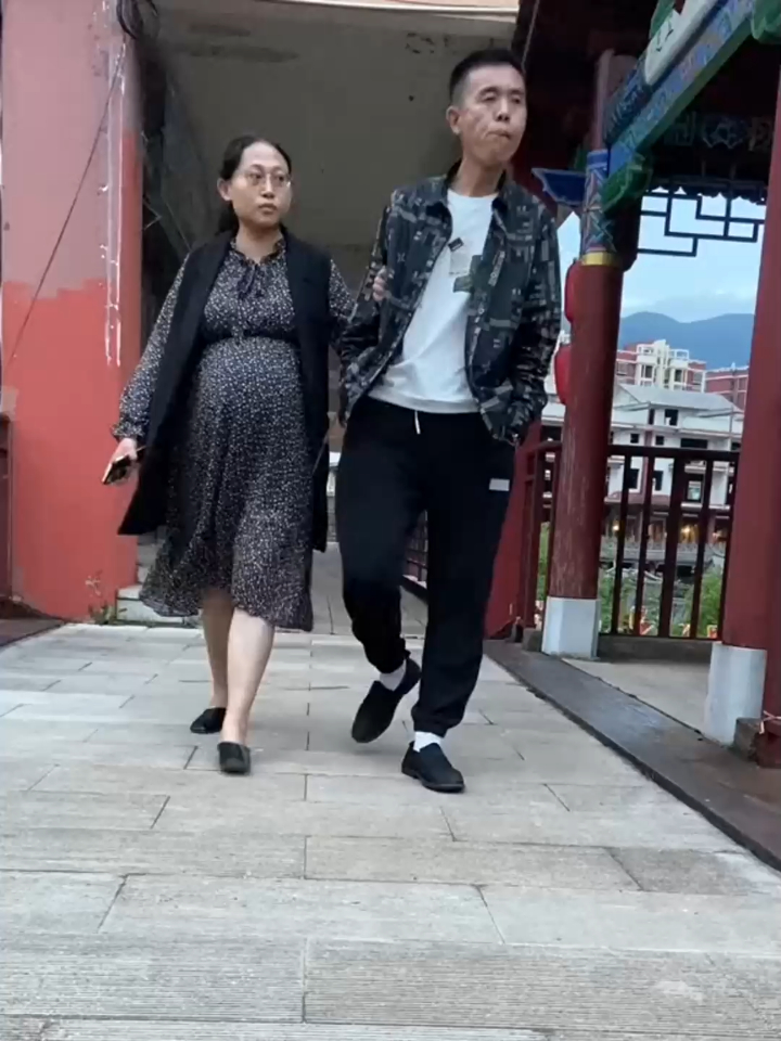 老婆现在怀着宝宝好多行动都不方便