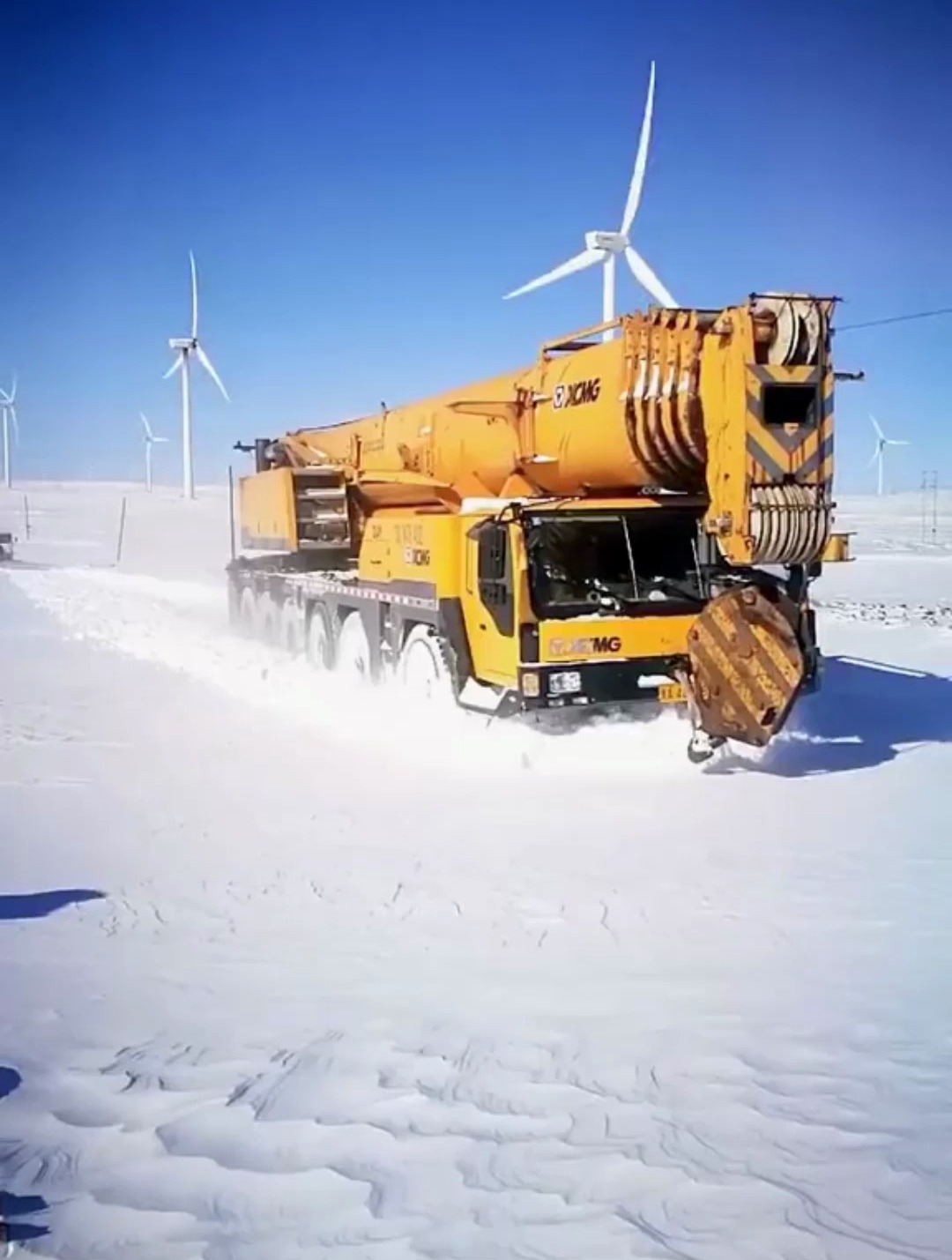 还以为是推雪车原来是吊车,在这环境下工作,工资一定很高